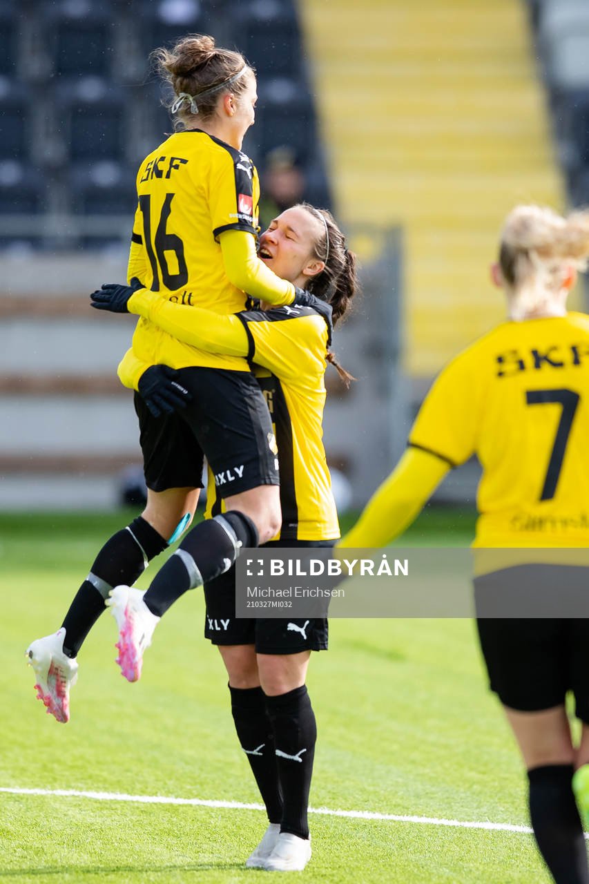 Häckens Julia Zigiotti Olme  jublar med Filippa Angeldahl
