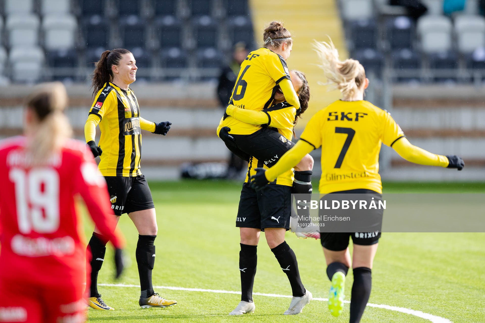 Häckens Julia Zigiotti Olme  jublar med Filippa Angeldahl