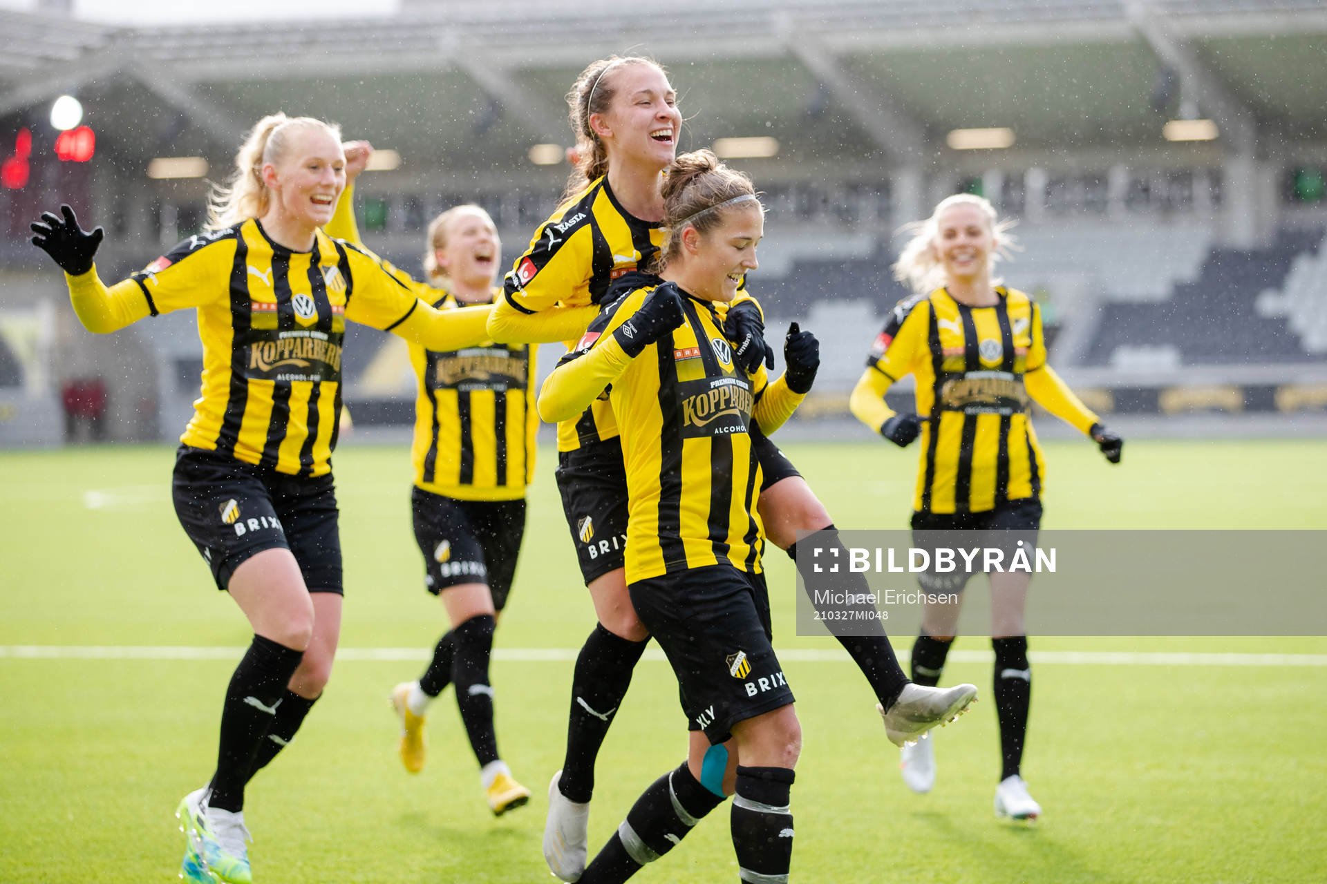 Häckens Filippa Angeldahl jublar med lagkamrater