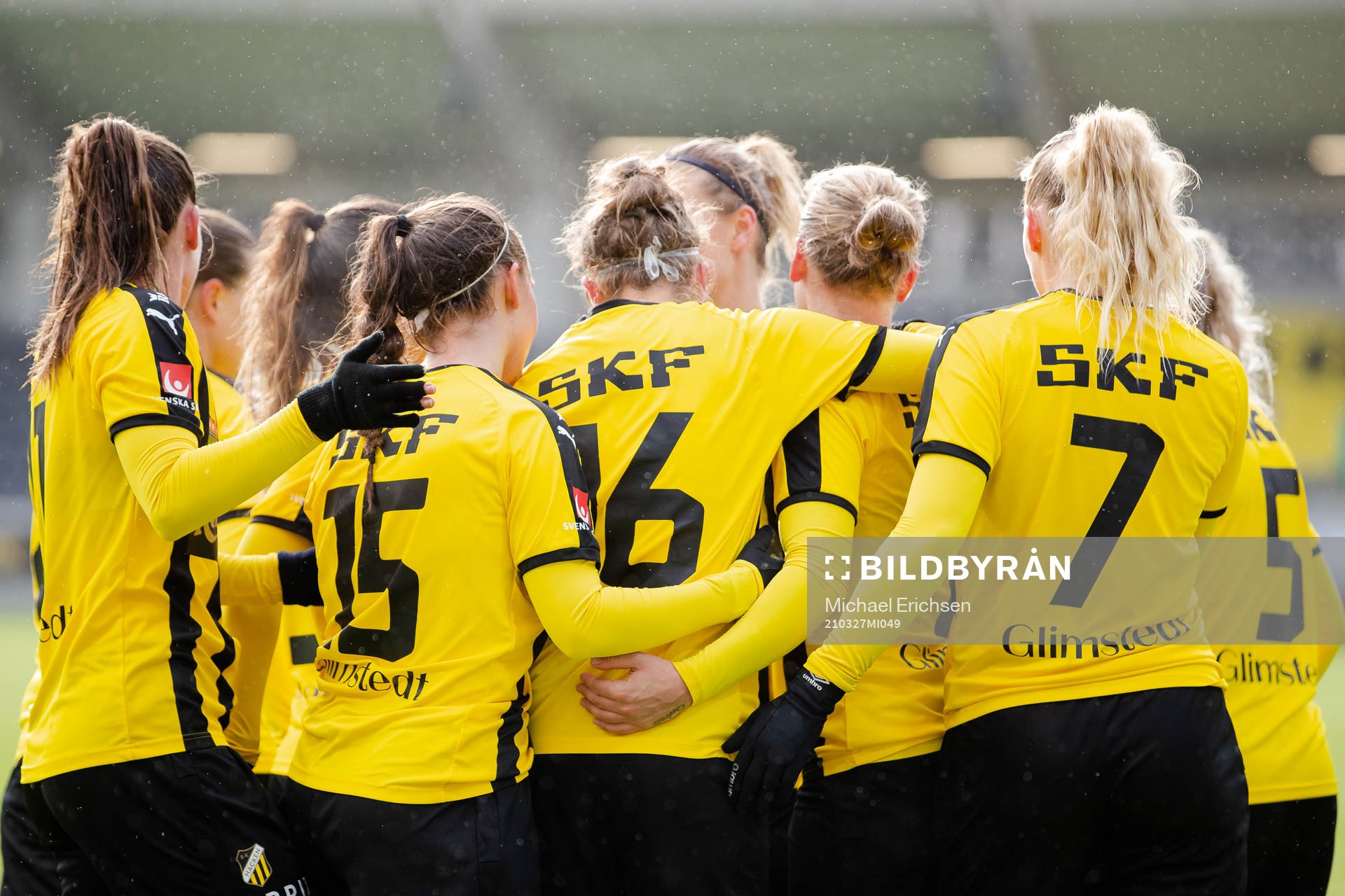 Häckens Filippa Angeldahl jublar med lagkamrater