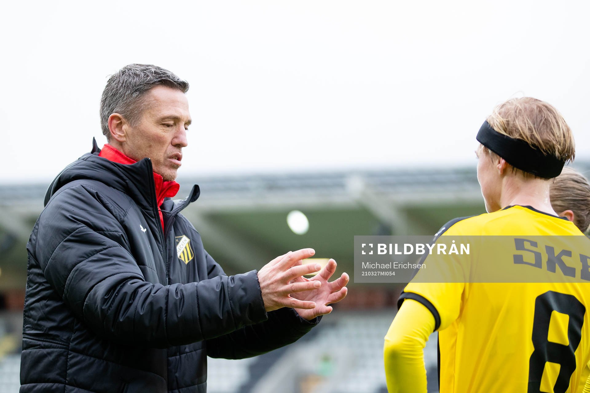 Häckens tränare Mats Gren pratar med Filippa Curmark och
