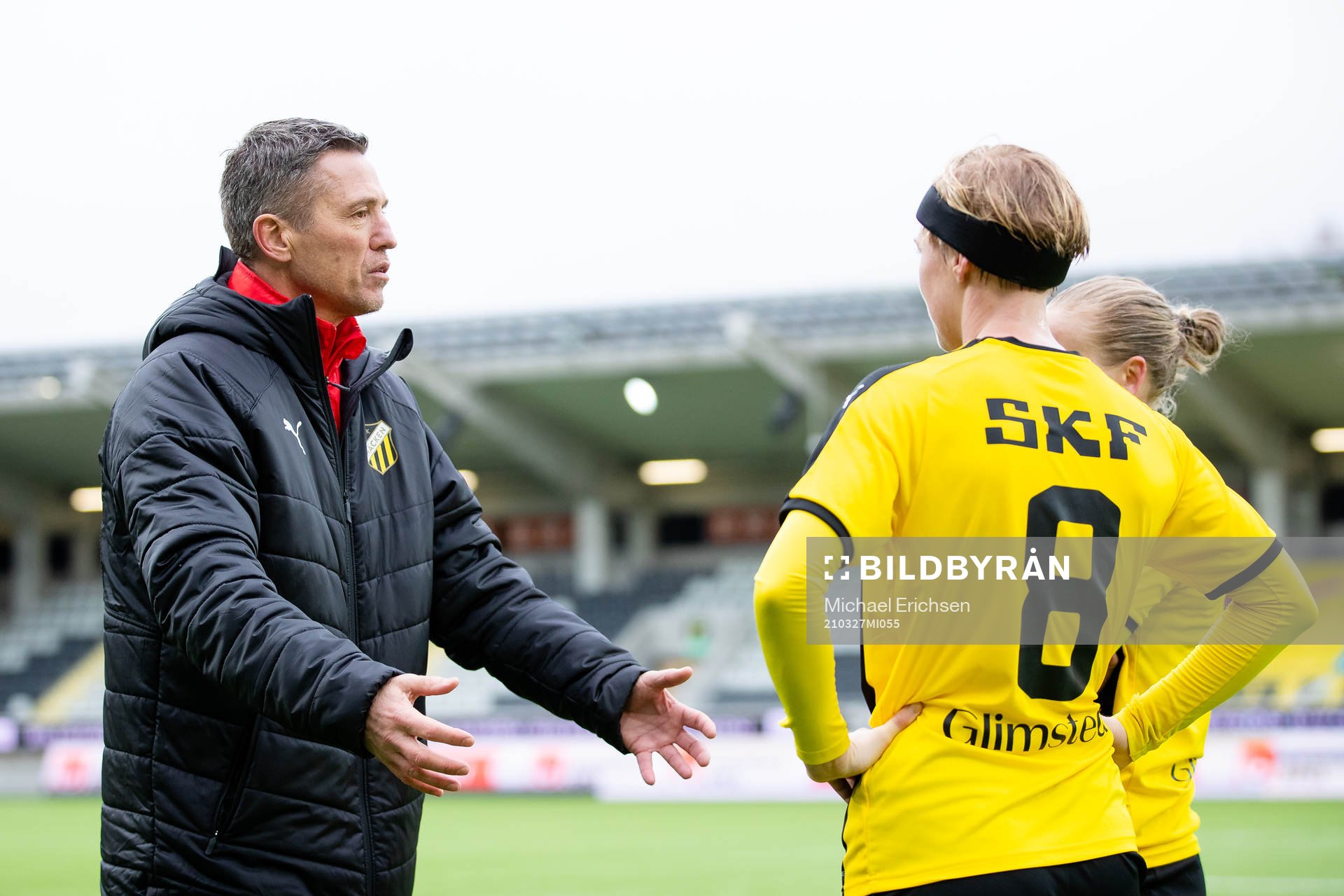 Häckens tränare Mats Gren pratar med Filippa Curmark och