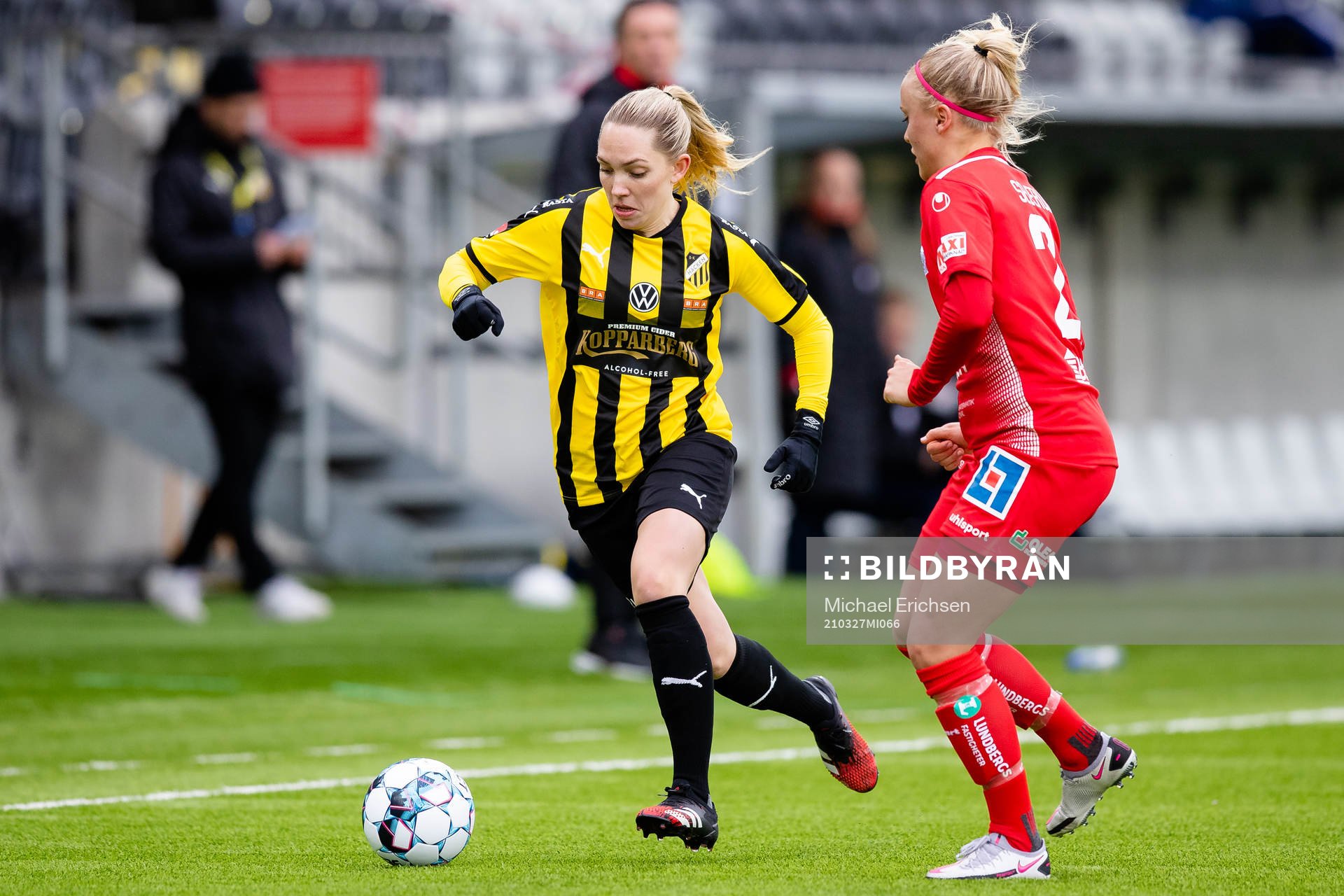 Häckens Elin Rubensson och Linköpings Alva Selerud under fotbollsmatchen i Svenska Cupen mellan Häcken och Linköping den 27 mars 2021 i Göteborg.