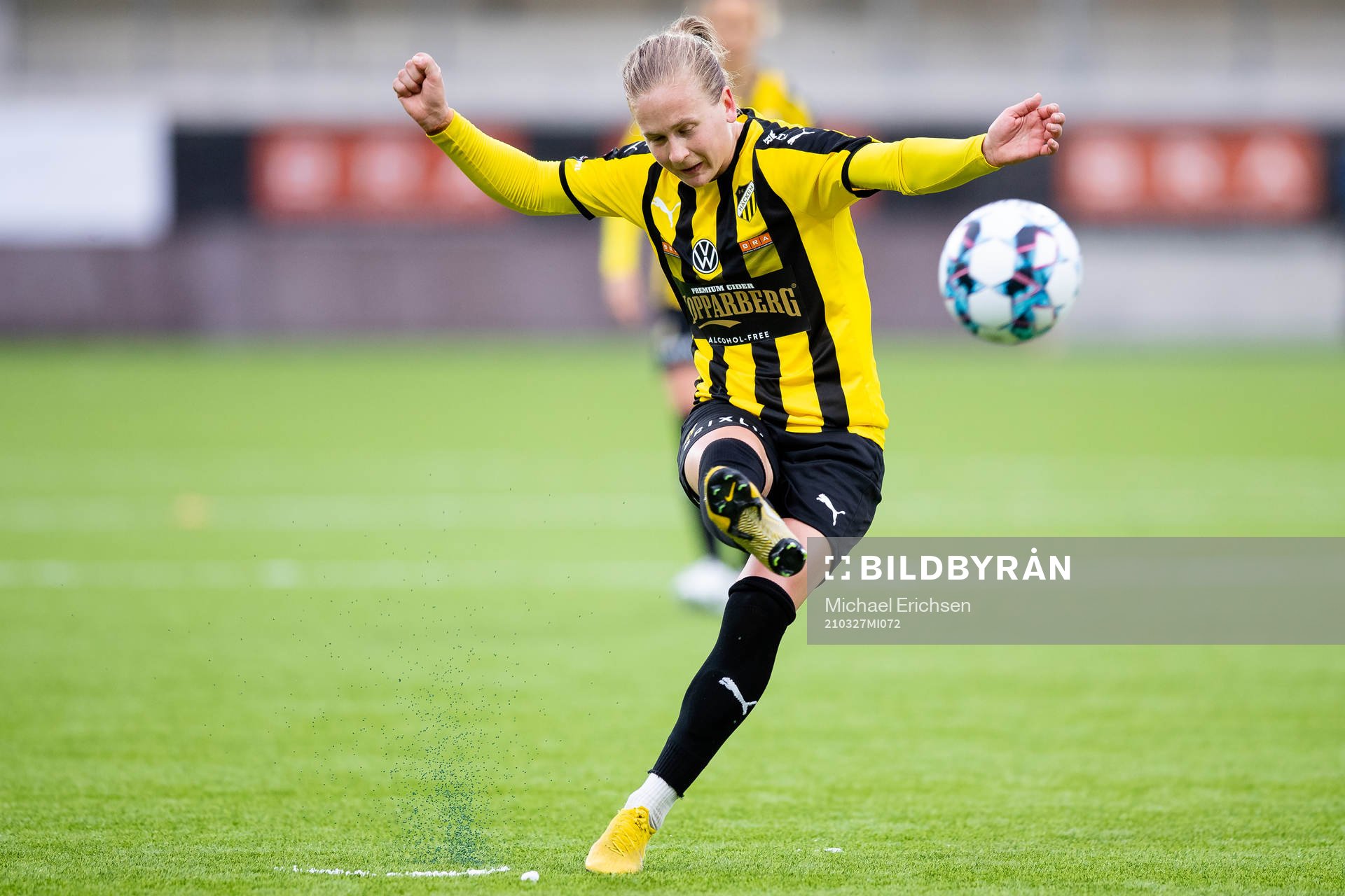Häckens Filippa Curmark med en frispark