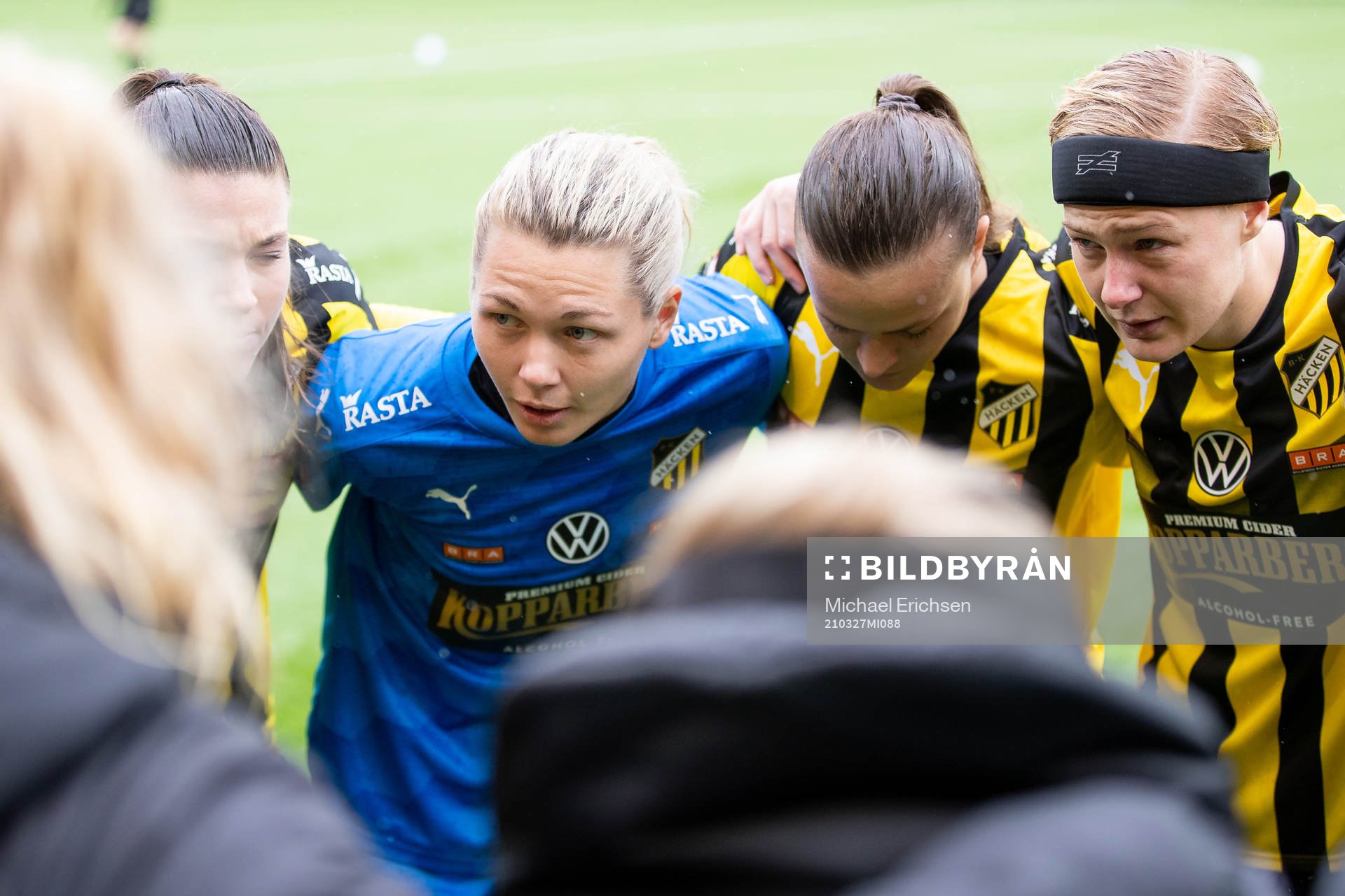Häckens målvakt Jennifer Falk peppar laget innan