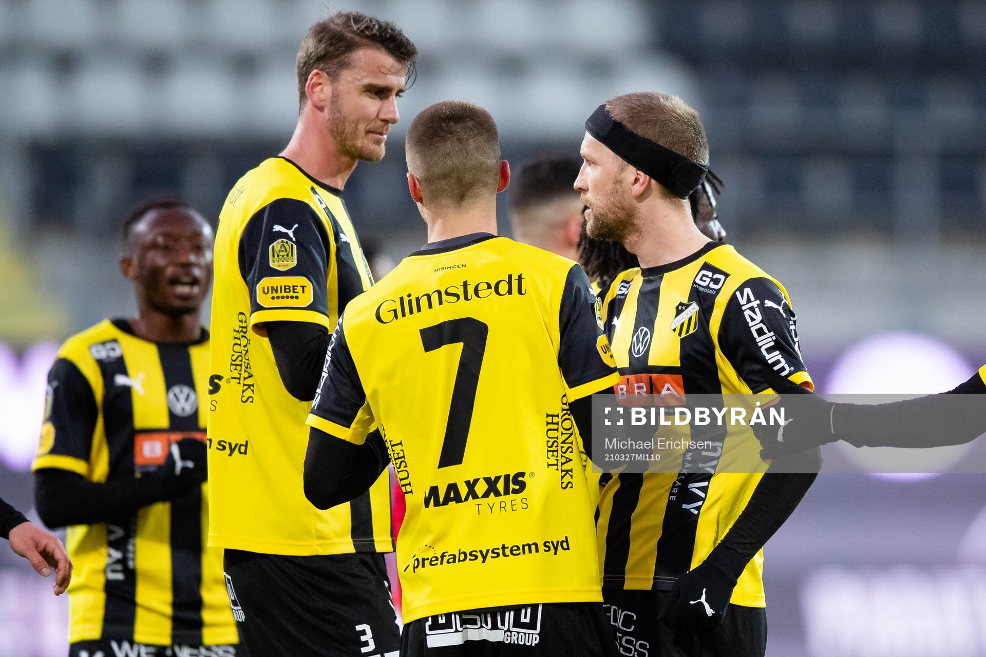 Häckens Rasmus Lindgren jublar med lagkamrater