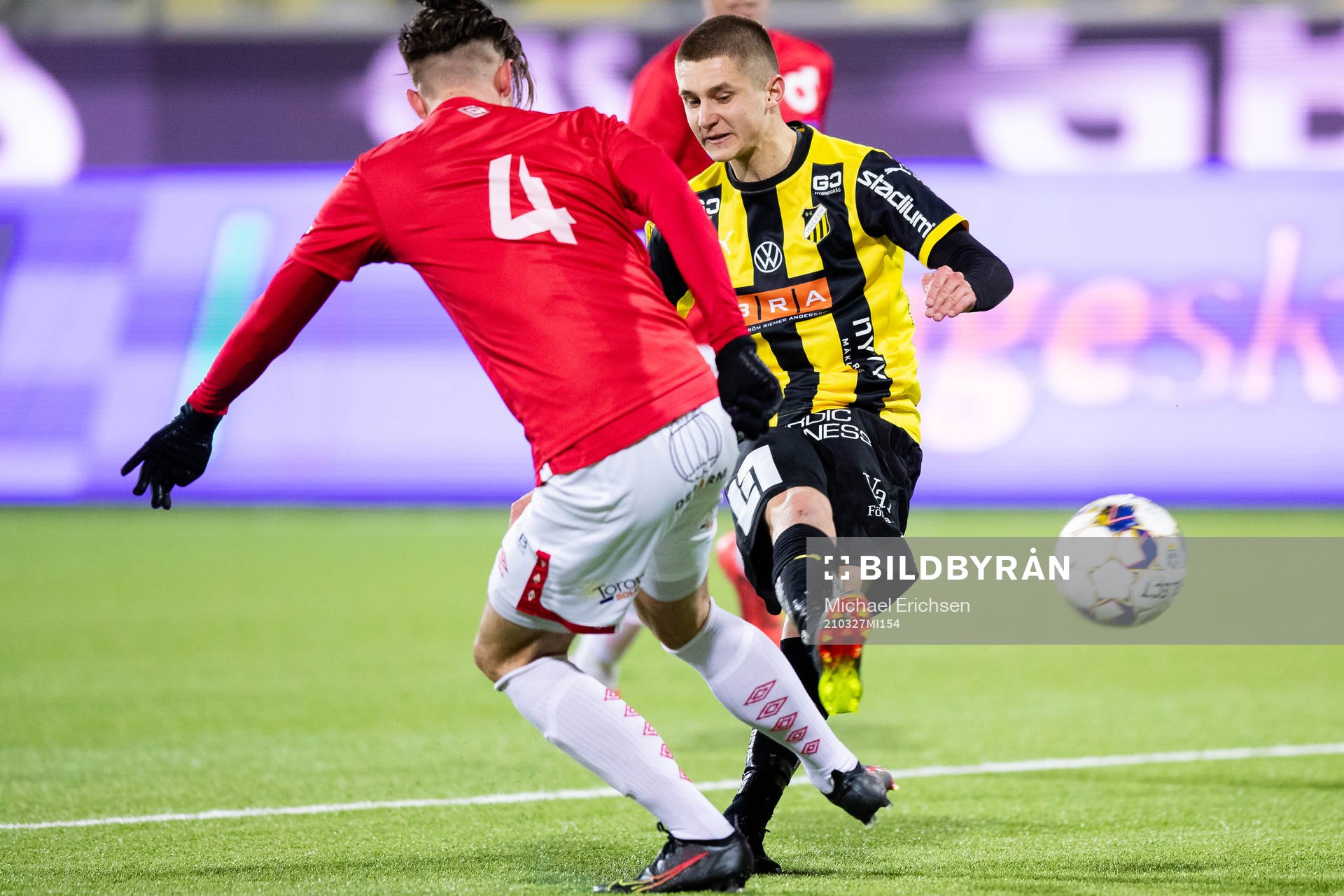 Häckens Leo Bengtsson skjuter ett skott