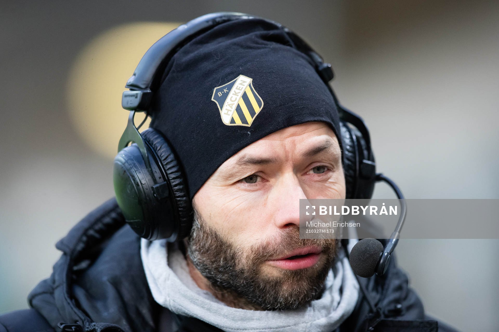 Häckens tränare Andreas Alm innan träningsmatchen i