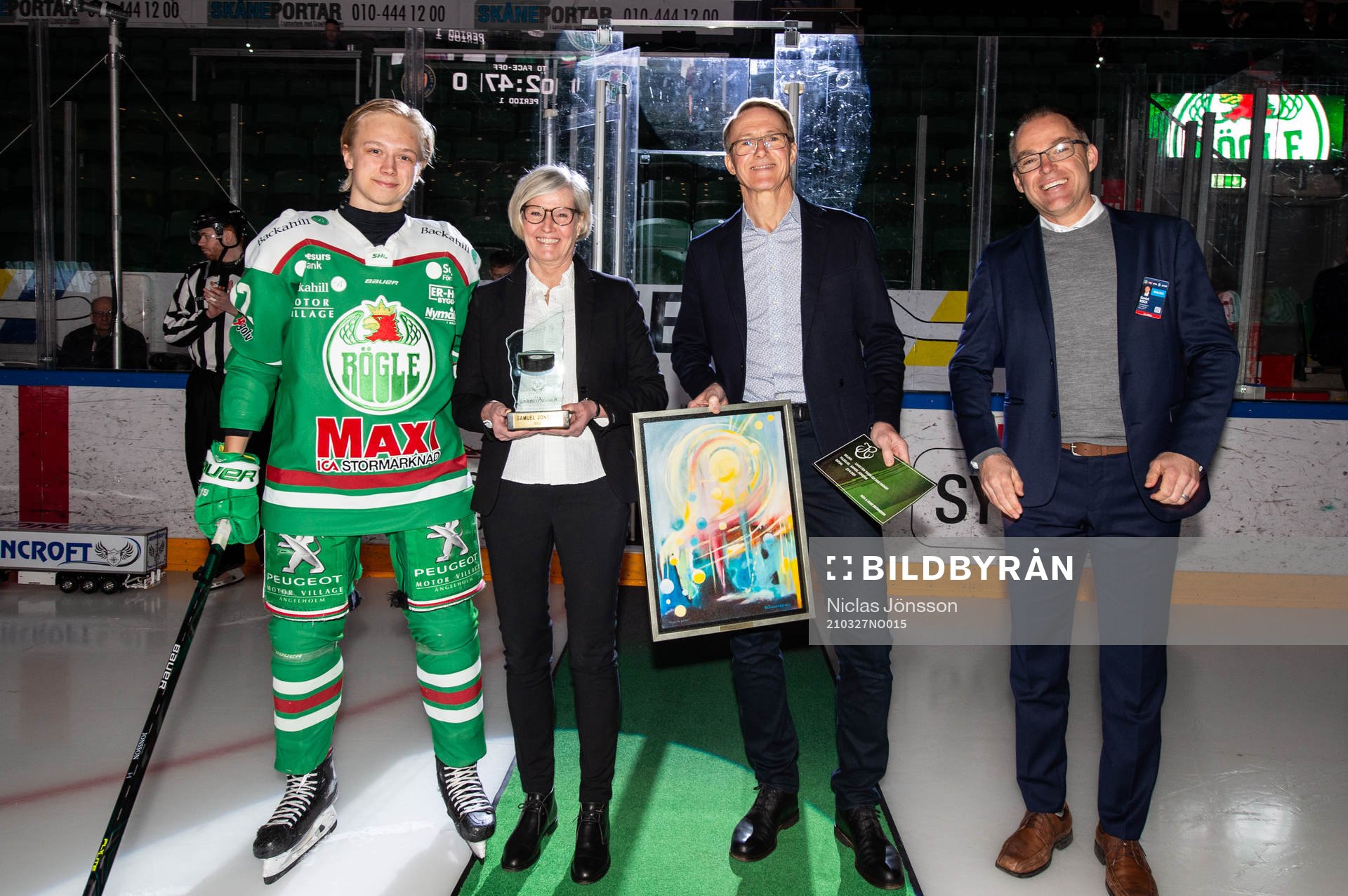 Rögles Samuel Jonsson tar emot Granitpucken av Åsa