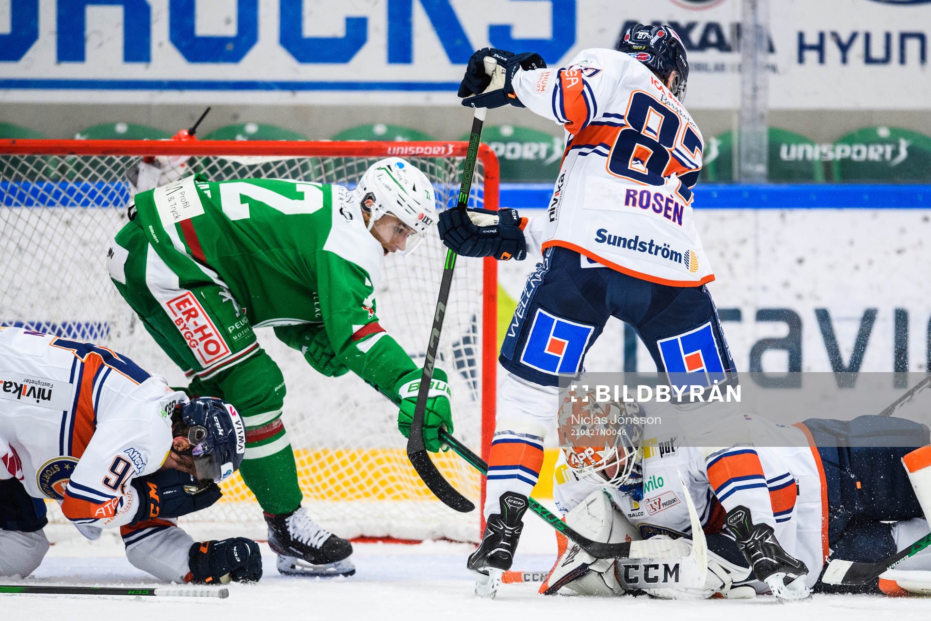 Rögles Daniel Zaar oroar framför Växjös målvakt Erik