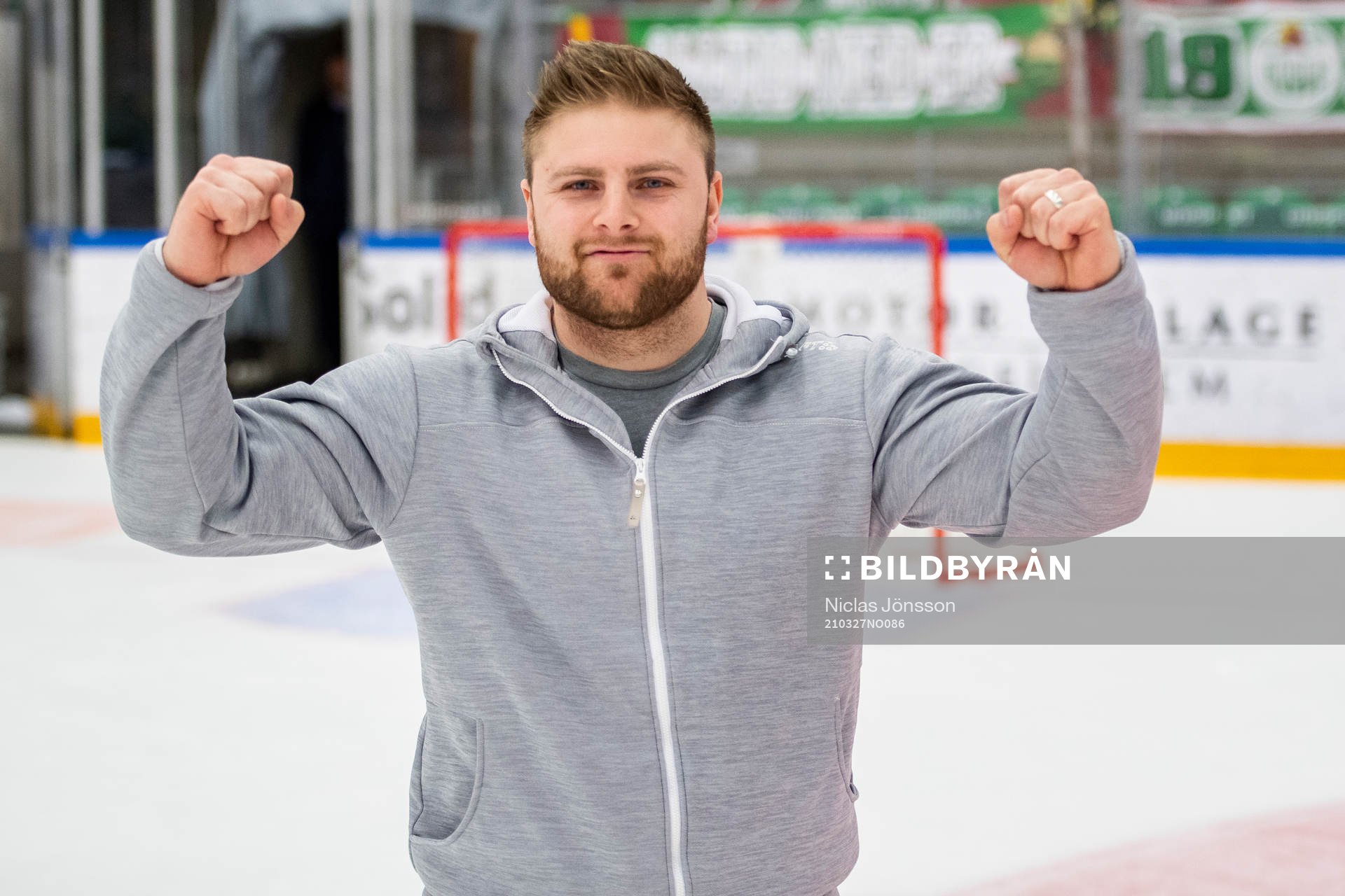 Rögles materialare Jonas Elofsson jublar