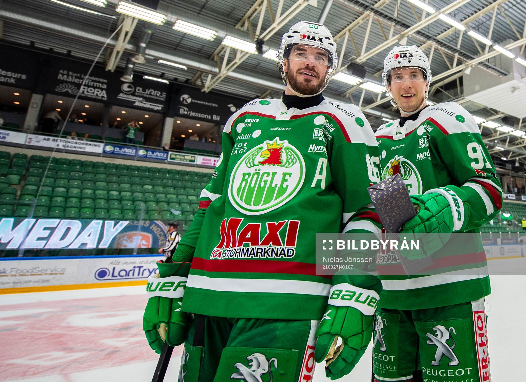 Rögles Eric Gelinas  och Adam Tambellini jublar