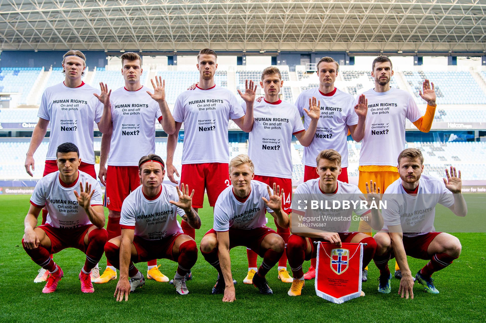 Norway's starting eleven pose for a team photo wearing t-shirts with the message «Human rights on and off the pitch» ahead of the FIFA World Cup Qualifier football match between Norway and Turkey on March 27, 2021 in Malaga. Top left: Erling Braut Haaland, Alexander Sørloth, Kristoffer Ajer, Julian Ryerson, Stian Gregersen and goalkeeper Rune Almenning Jarstein. Front left: Mohamed «Moi» Elyounoussi, Patrick Berg, Birger Meling, Martin Ødegaard and Fredrik Midtsjø.