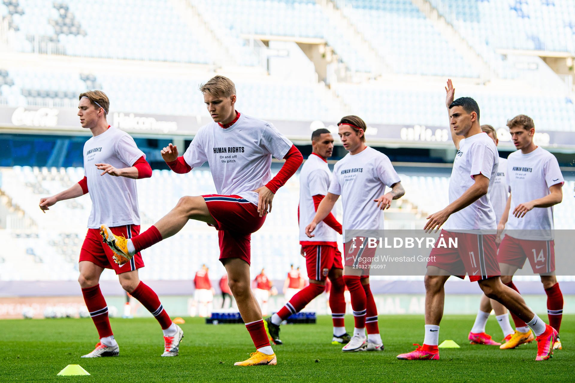 Martin Ødegaard and players of Norway warm up wearing a