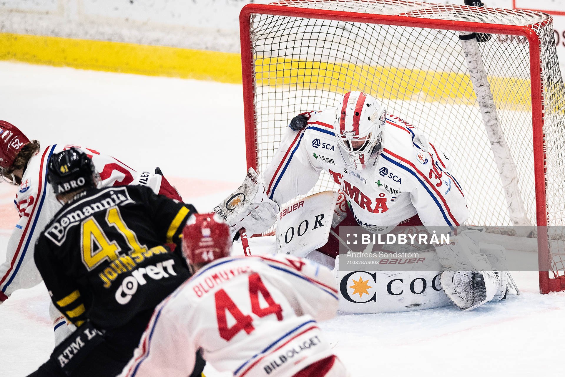 Timrås målvakt Jacob Johansson med en räddning av ett