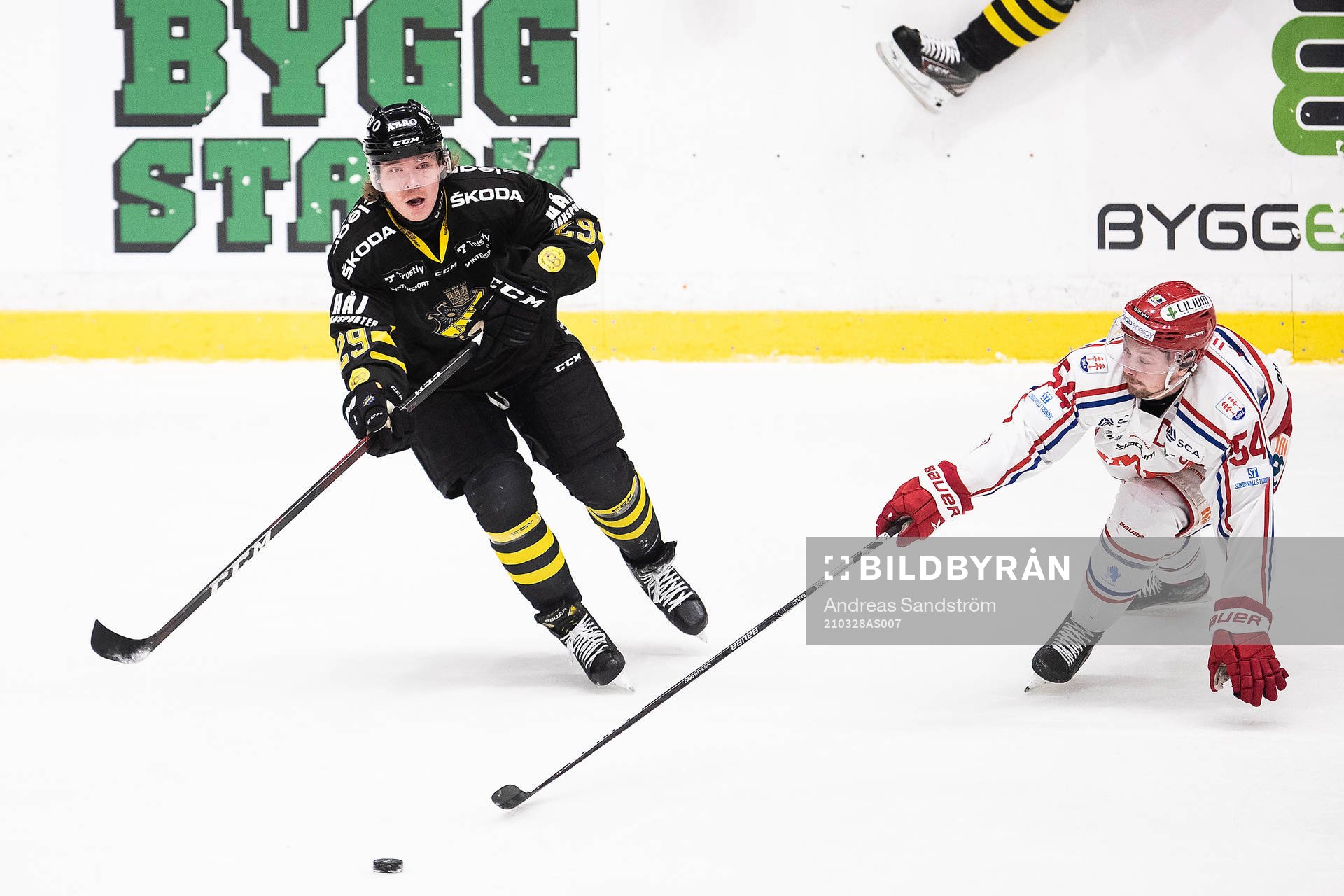 s Alexander Svensson och Timrås Jonathan Dahlen