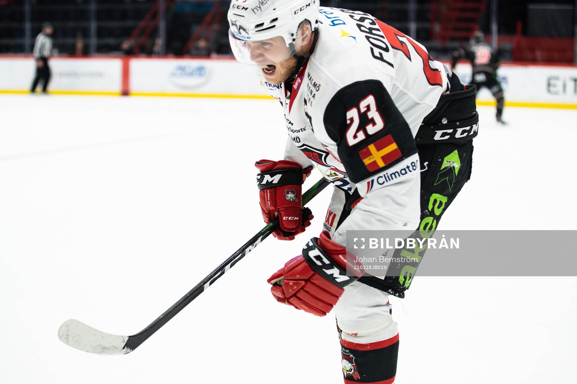 Malmö Redhawks Christoffer Forsberg lämnar isen skadad