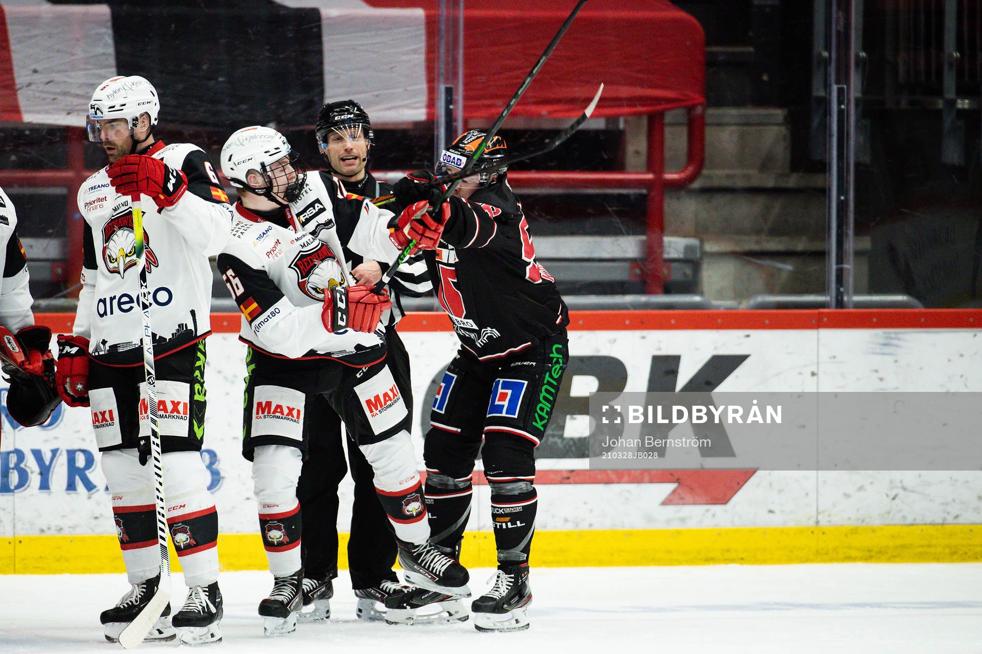 Malmö Redhawks Anton Olsson och Örebros Robin Kovacs