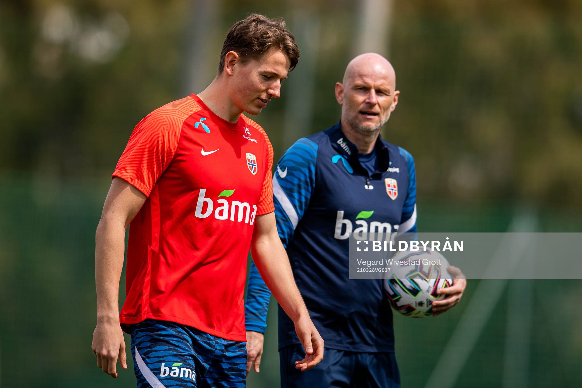 Sander Berge and Ståle Solbakken, head coach of the