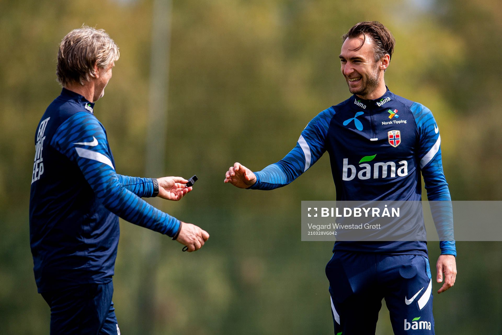 Kent Bergersen, assistant coach, and Sigurd Ertsås, kit