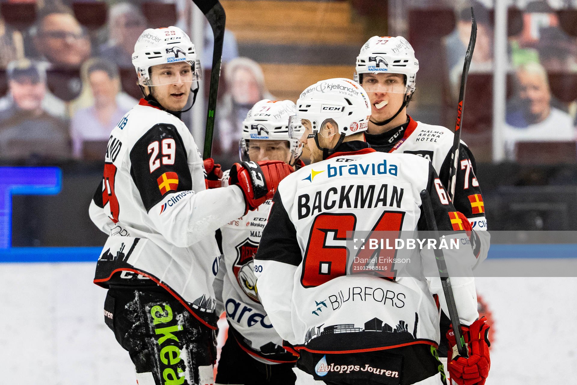 Malmö Redhawks Eric Engstrand och Victor Backman jublar