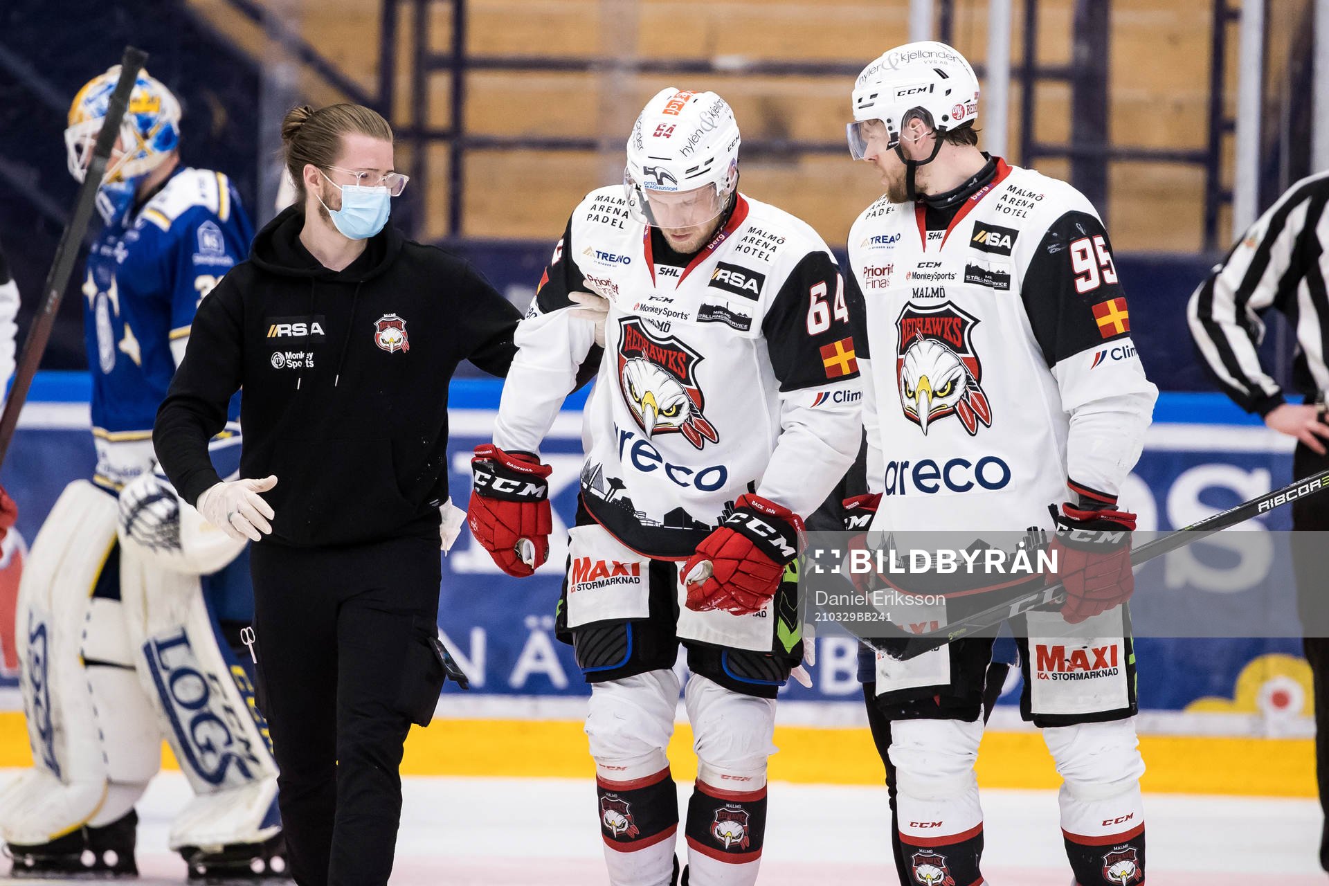Malmö Redhawks Victor Backman  får hjälp av isen