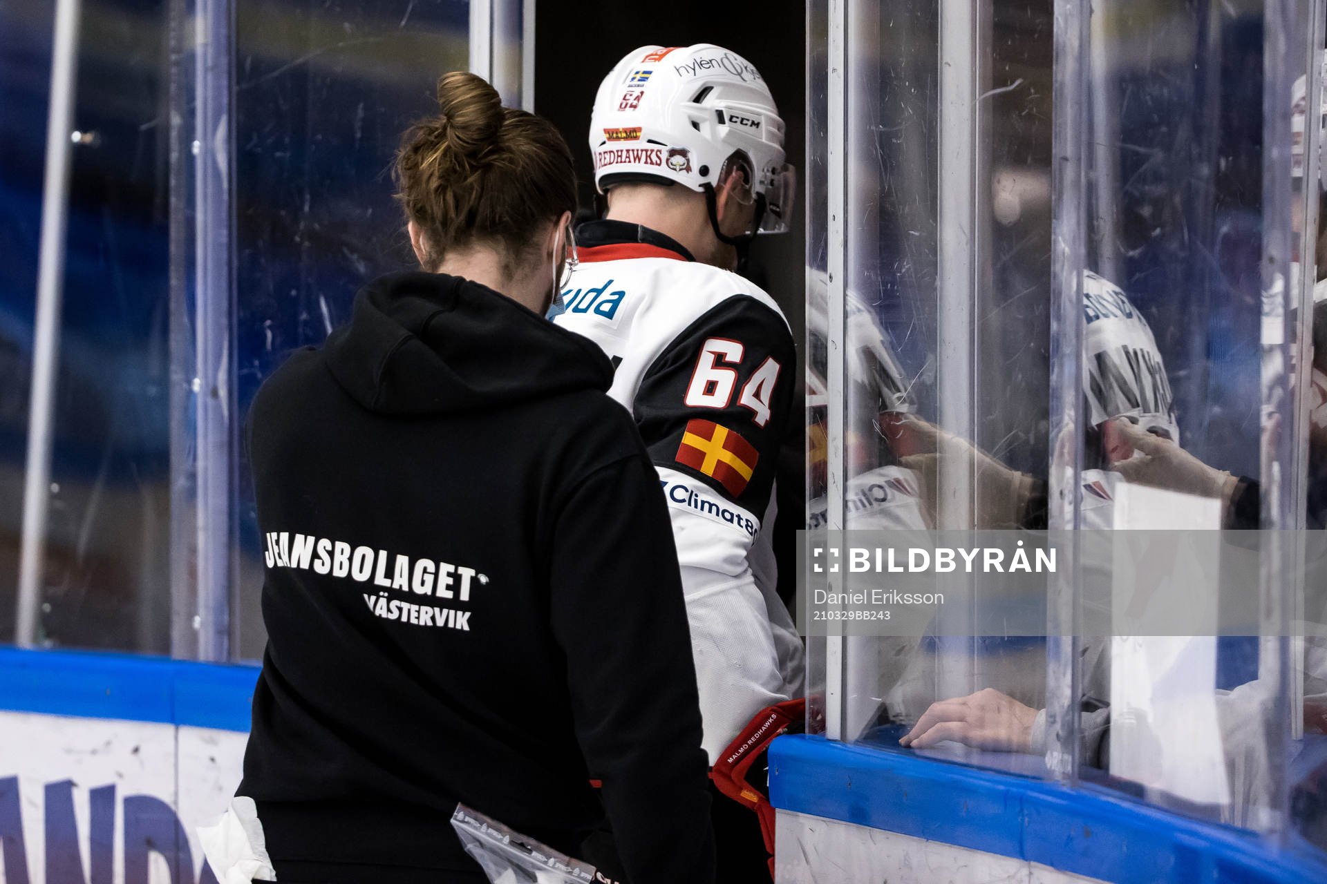 Malmö Redhawks Victor Backman  får hjälp av isen