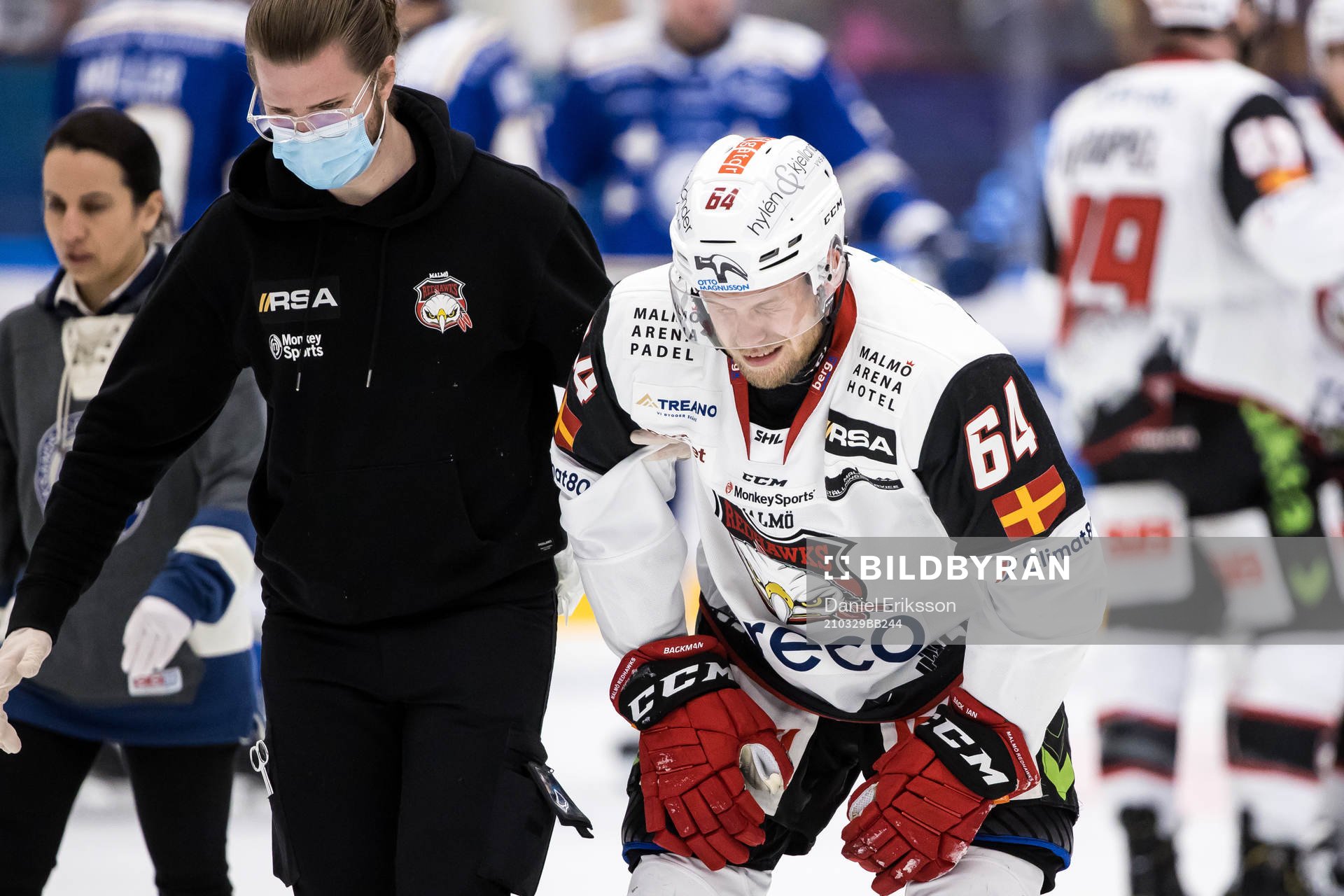 Malmö Redhawks Victor Backman  får hjälp av isen
