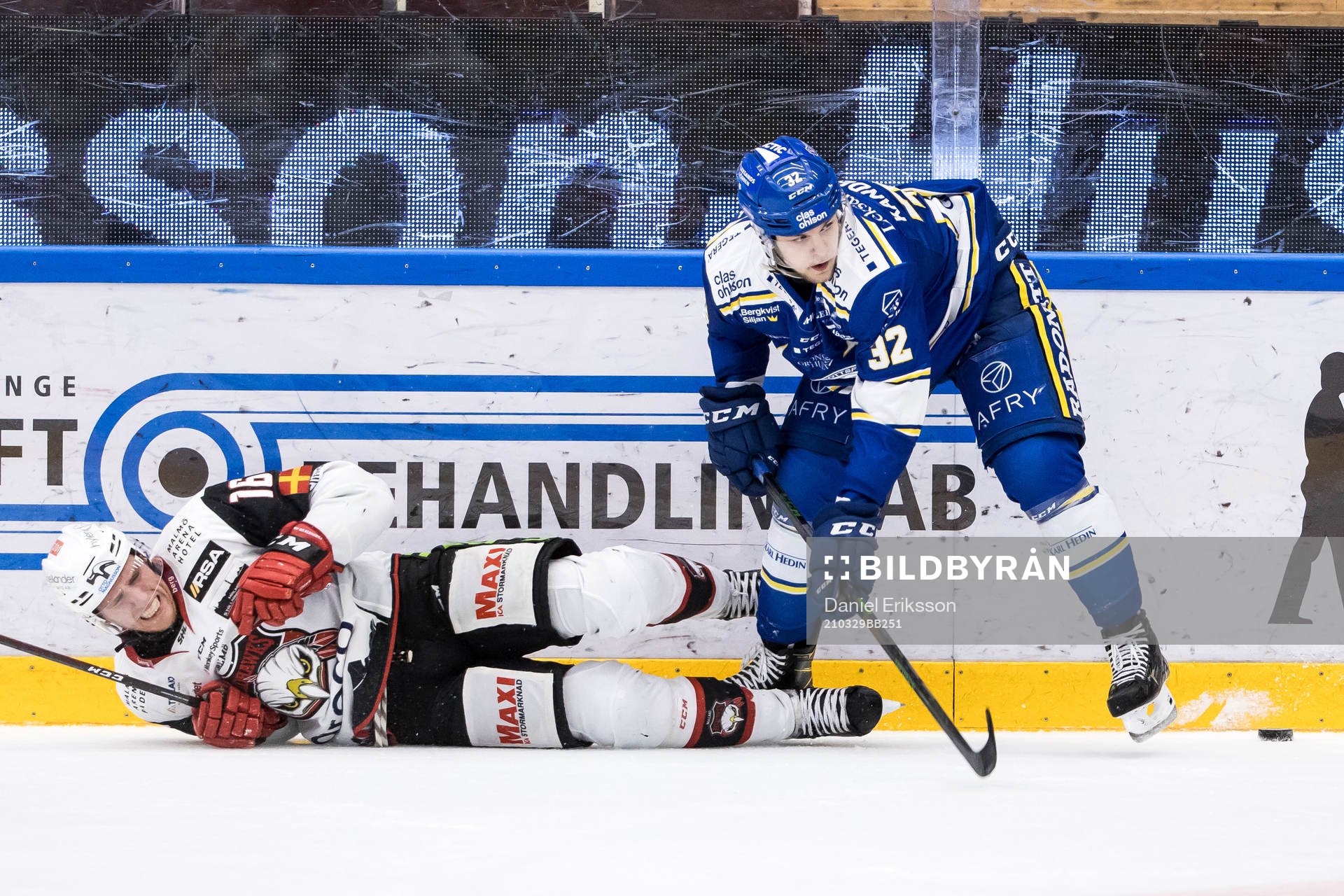 Leksands Jesper Kandergård tacklar Malmö Redhawks Matias