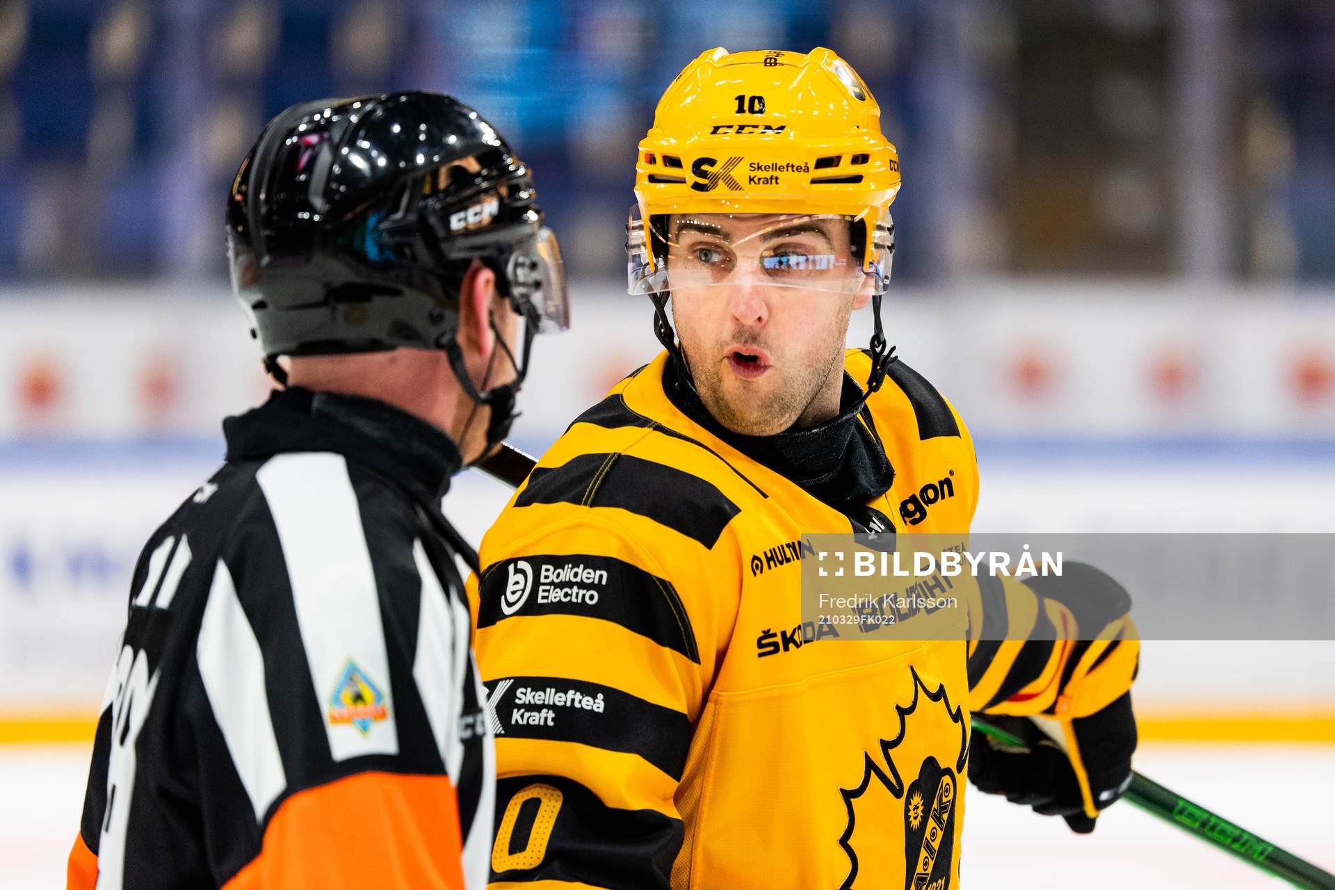 Skellefteås Joakim Lindström reagerar mot domaren