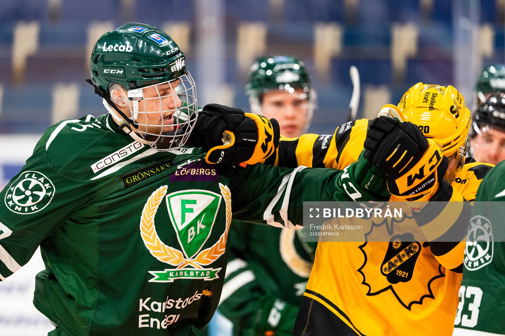 Färjestads Adam Ginning och Skellefteås Roland McKeown i