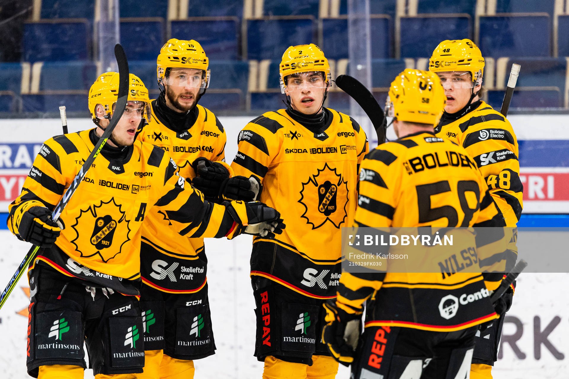 Skellefteås Andreas Wingerli och Melker Karlsson jublar