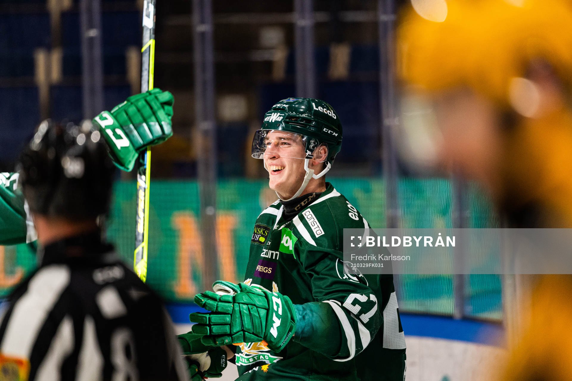 Färjestads Oskar Bäck jublar