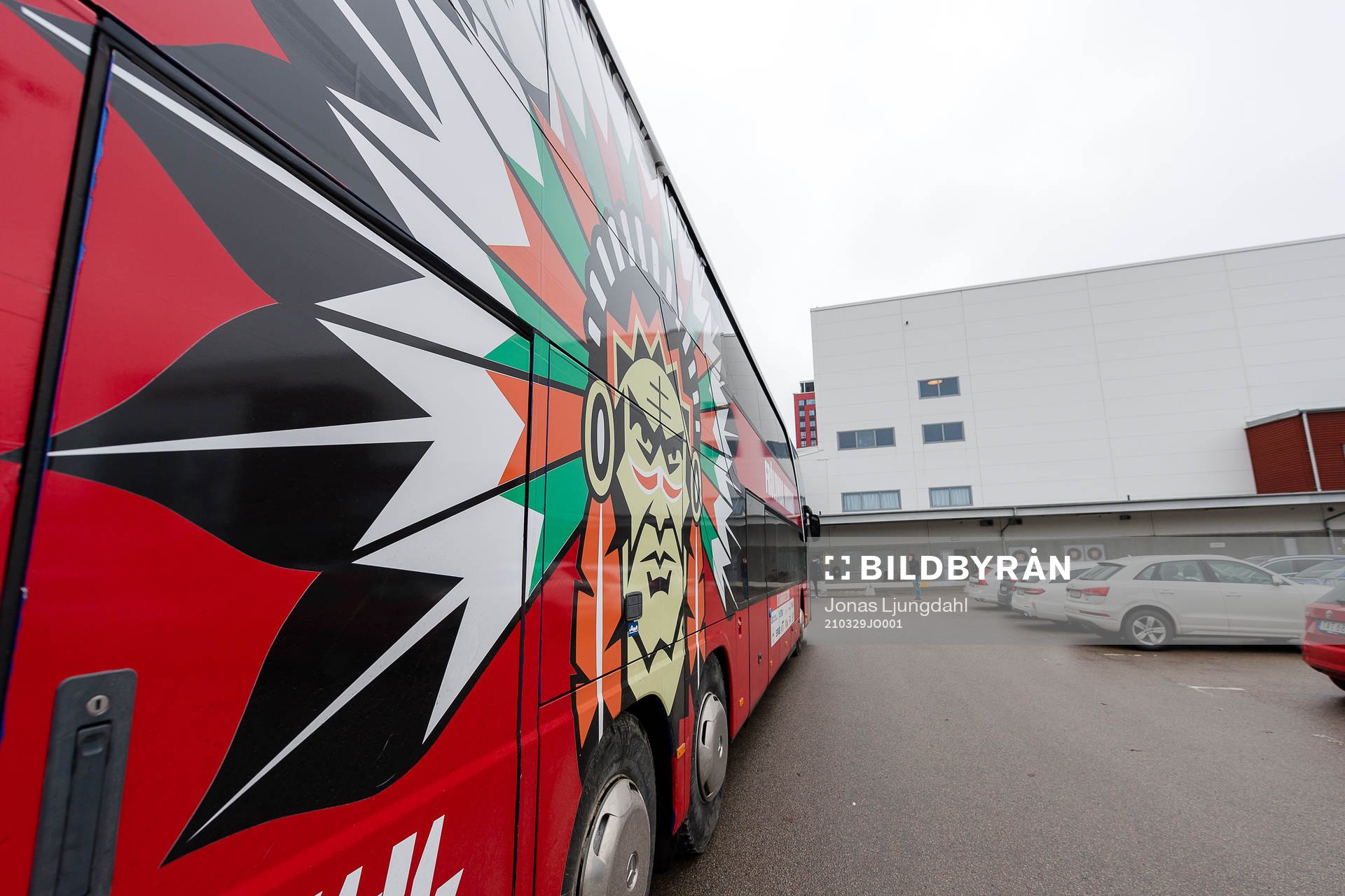 Frölundas spelarbuss utanför Vida arena före