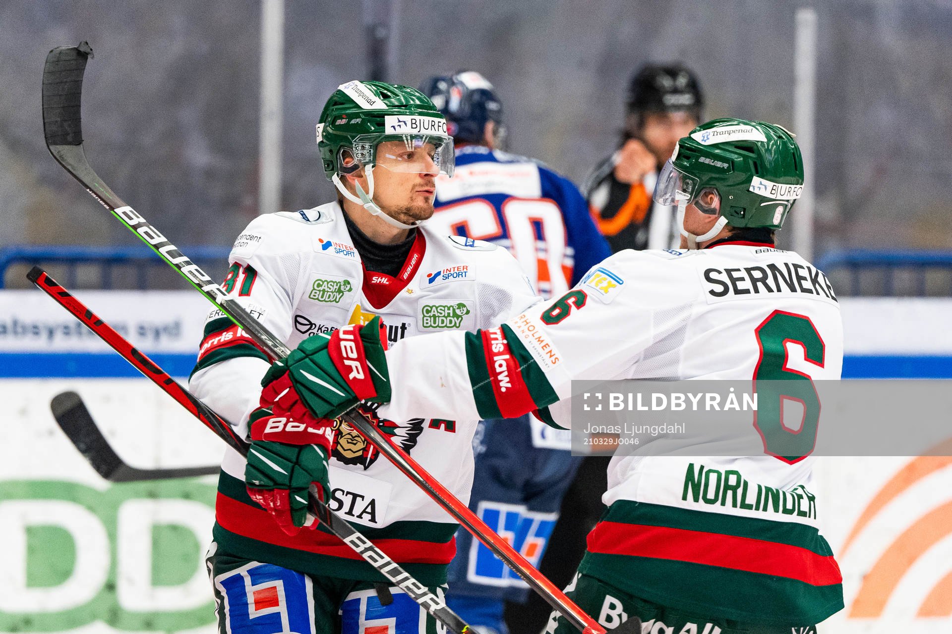 Frölundas Nicklas Lasu jublar med Mattias Norlinder
