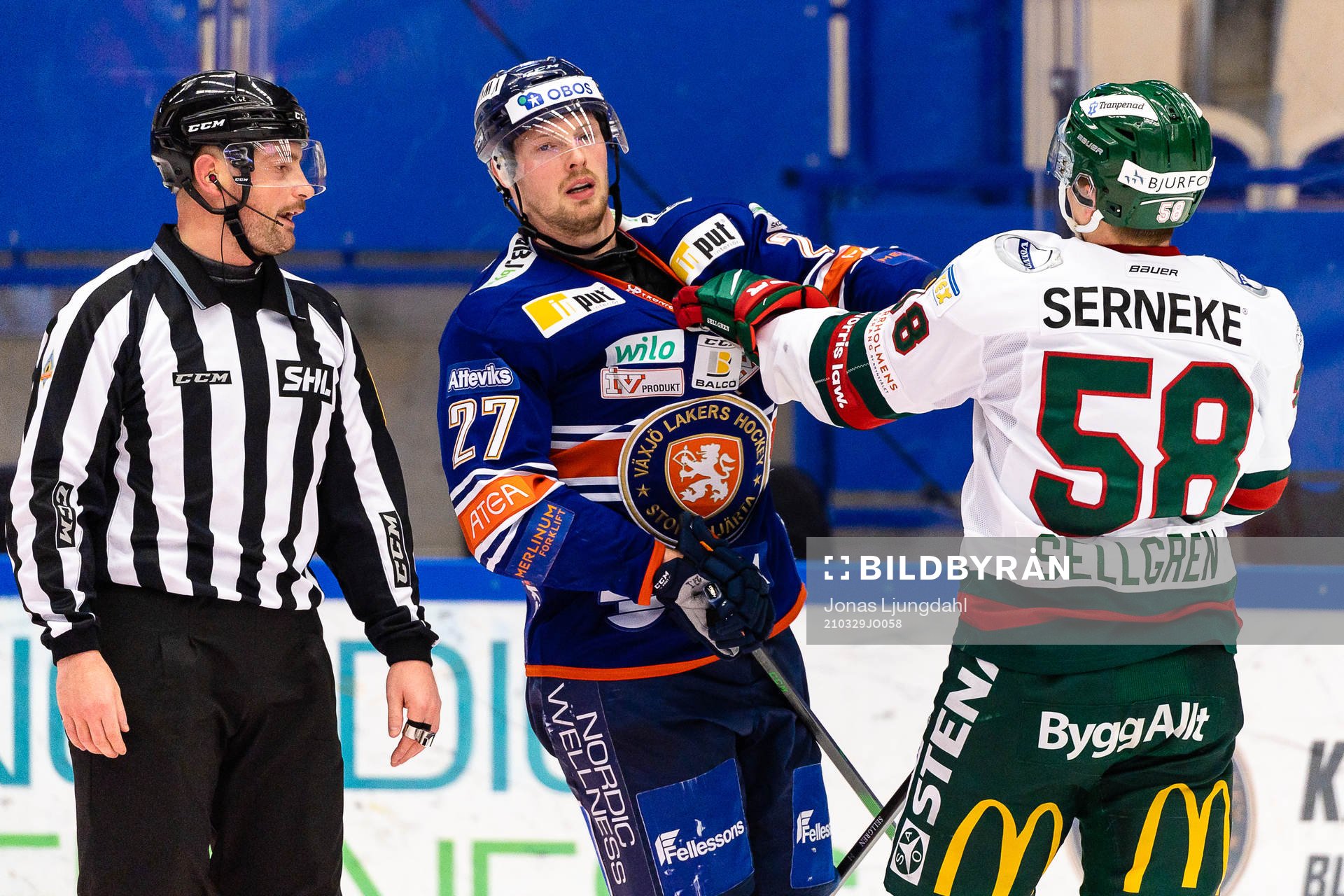 Gruff mellan Växjös Martin Lundberg och Frölundas Jesper