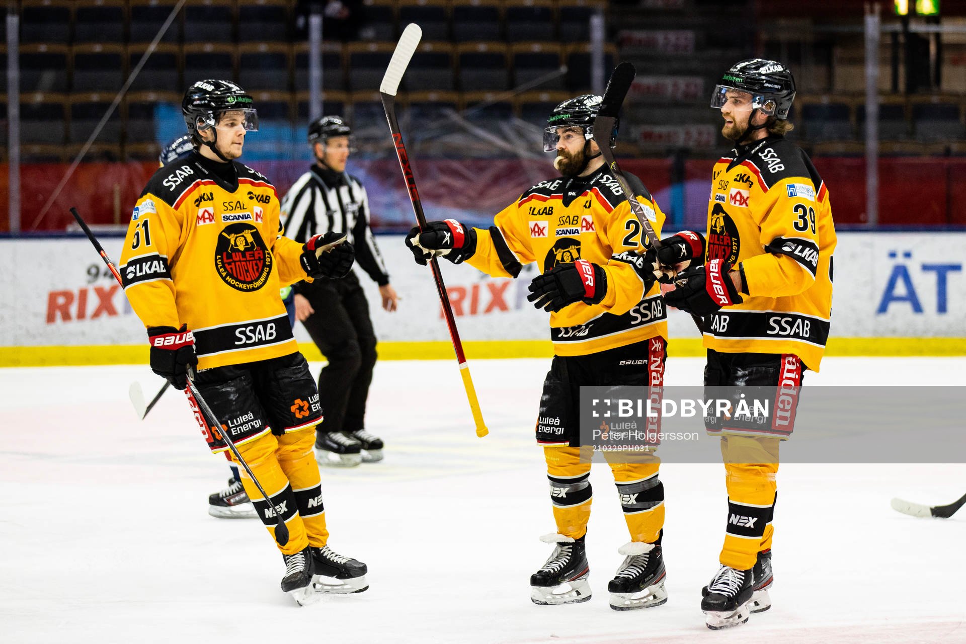 Luleås Filip Hållander och Pontus Själin jublar med
