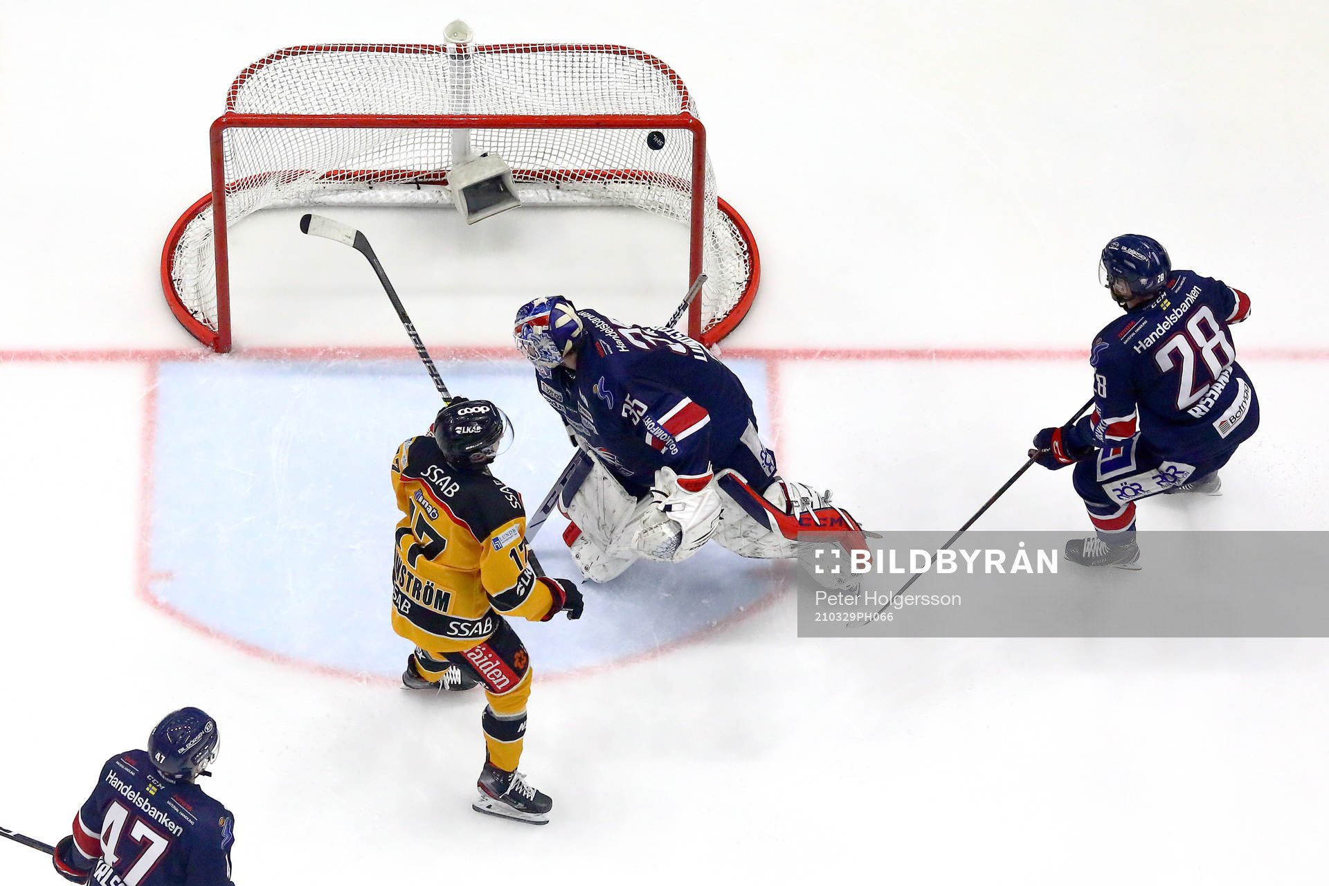 Mål av Luleå förbi Linköpings målvakt Niklas Lundström