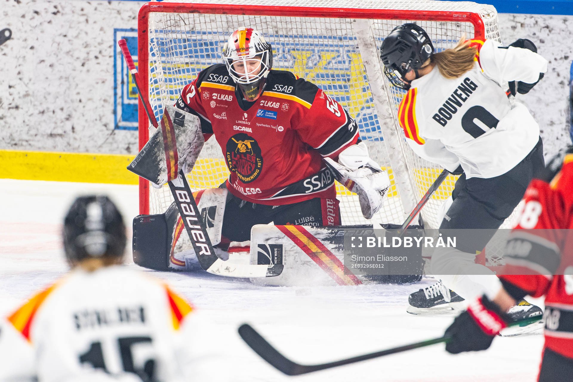 Brynäs Josefin Bouveng gör 2-0 bakom Luleås målvakt