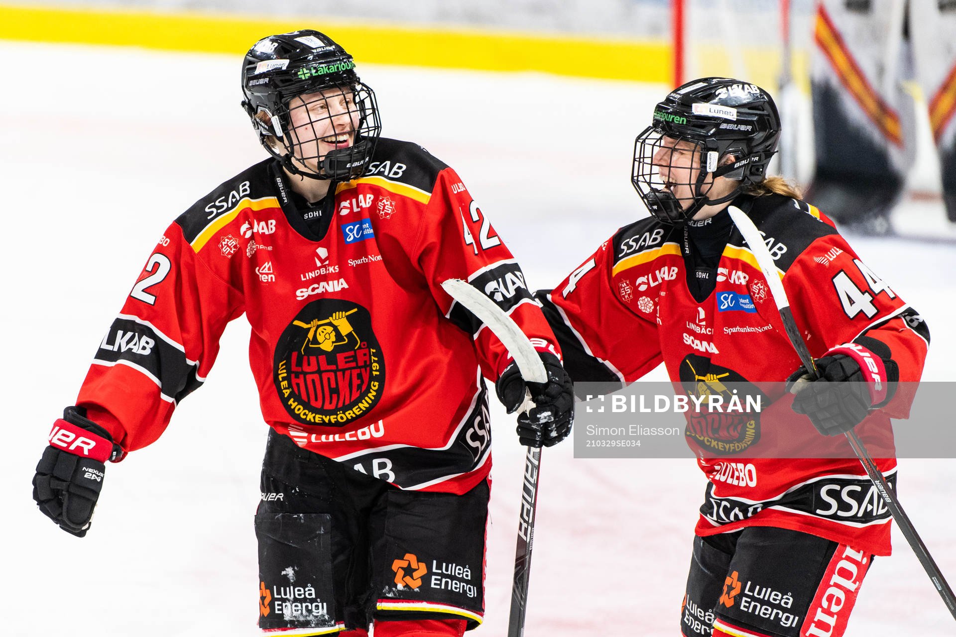 Luleås Viivi Vainikka jublar med Nicoline Jensen