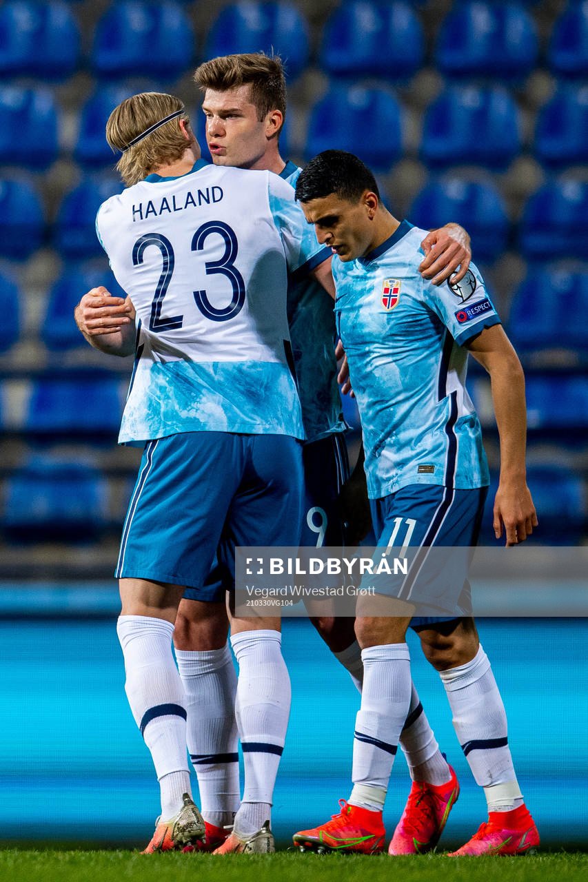 Alexander Sørloth of Norway celebrates with teammates