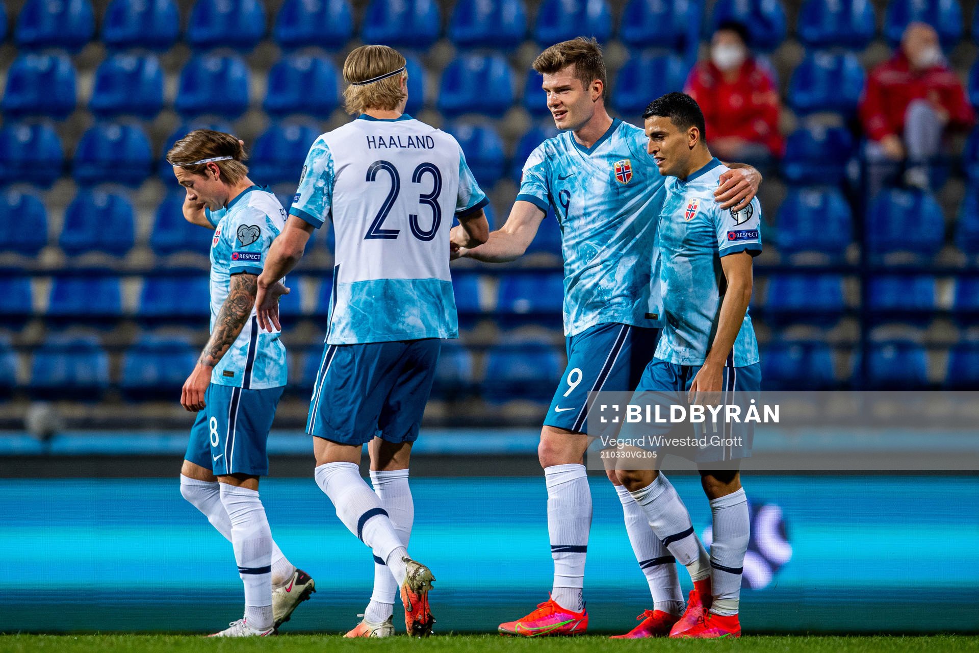 Alexander Sørloth of Norway celebrates with teammates