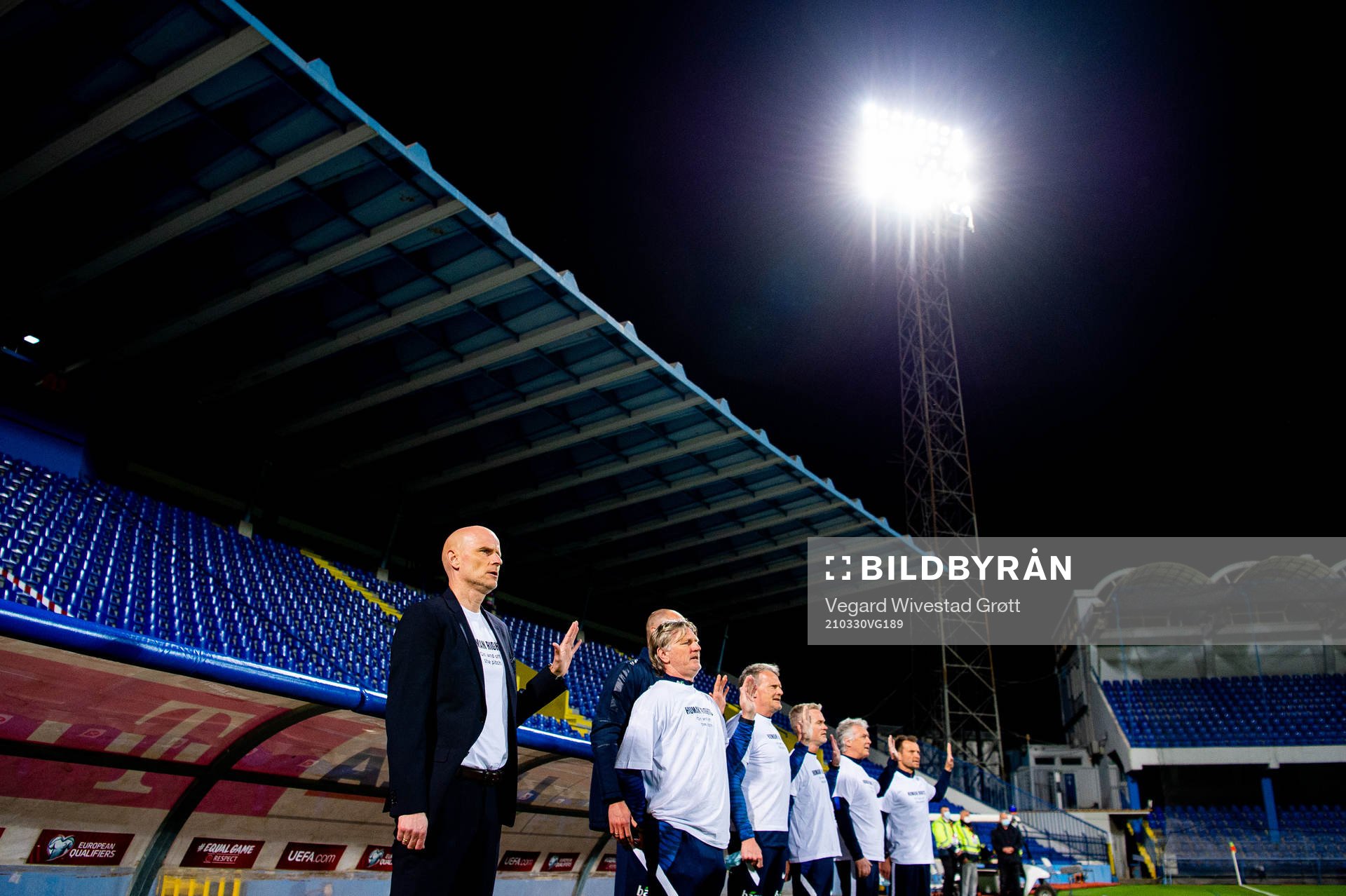 Ståle Solbakken, head coach of Norway, wearing a t-shirt