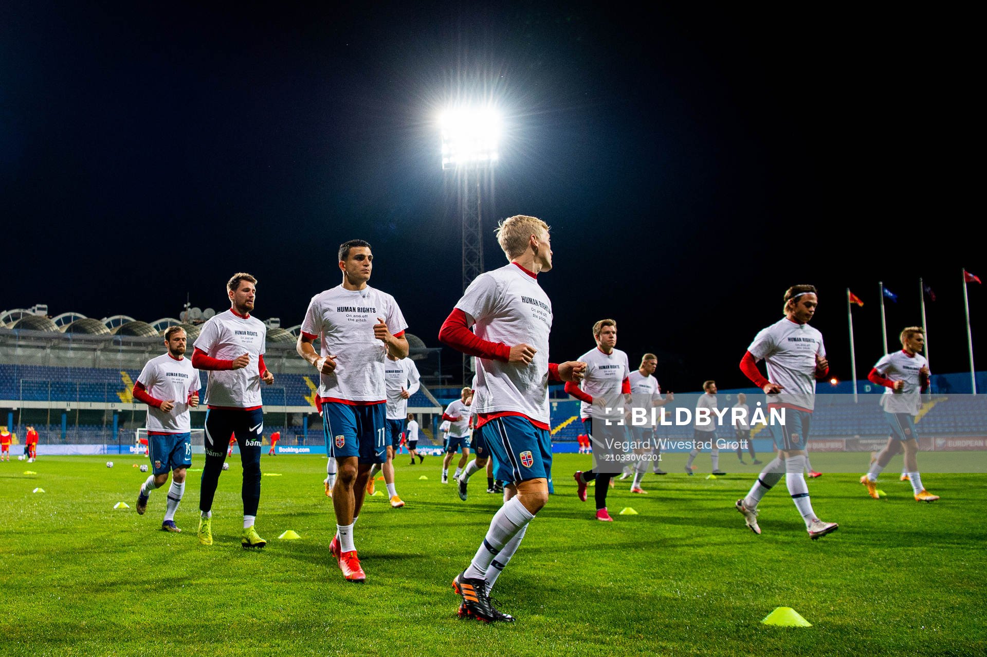 Mohamed Elyounoussi and the players of Norway warm up
