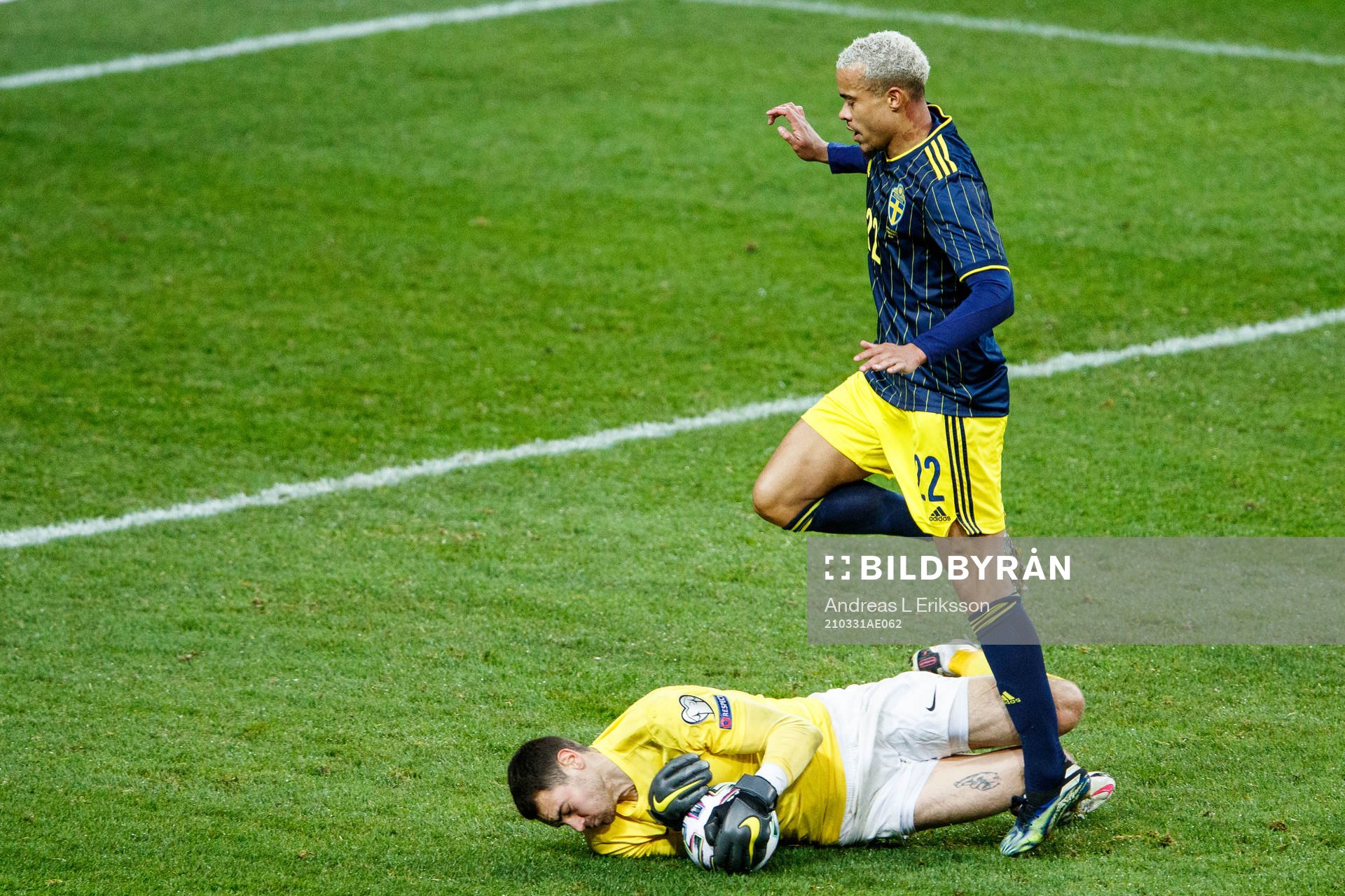 of Estonia goalkeeper Matvei Igonen and Robin Quaison of