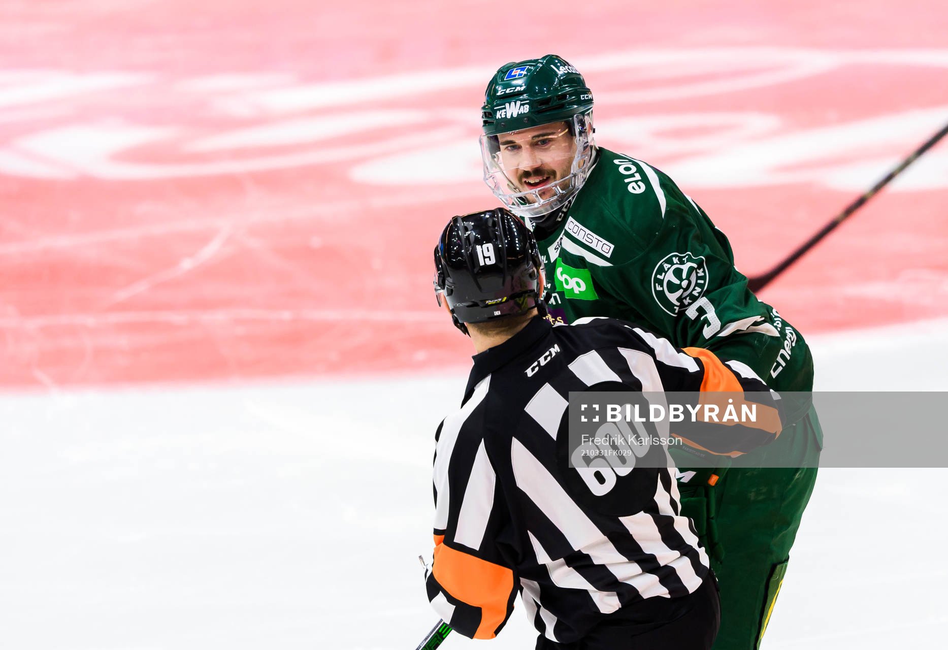 Färjestads Jens Westin och Domare Wolmer Edqvist