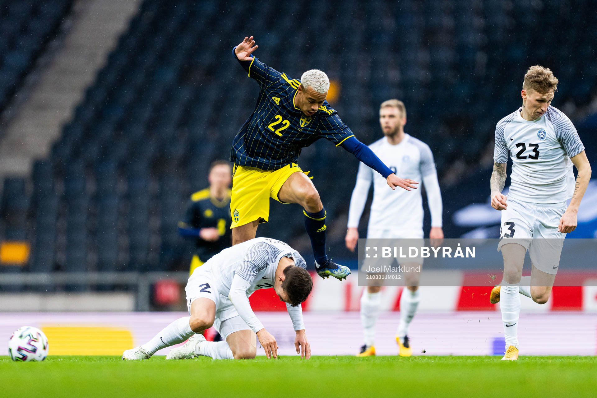 Robin Quaison of Sweden and Mårten Kuusk of Estonia