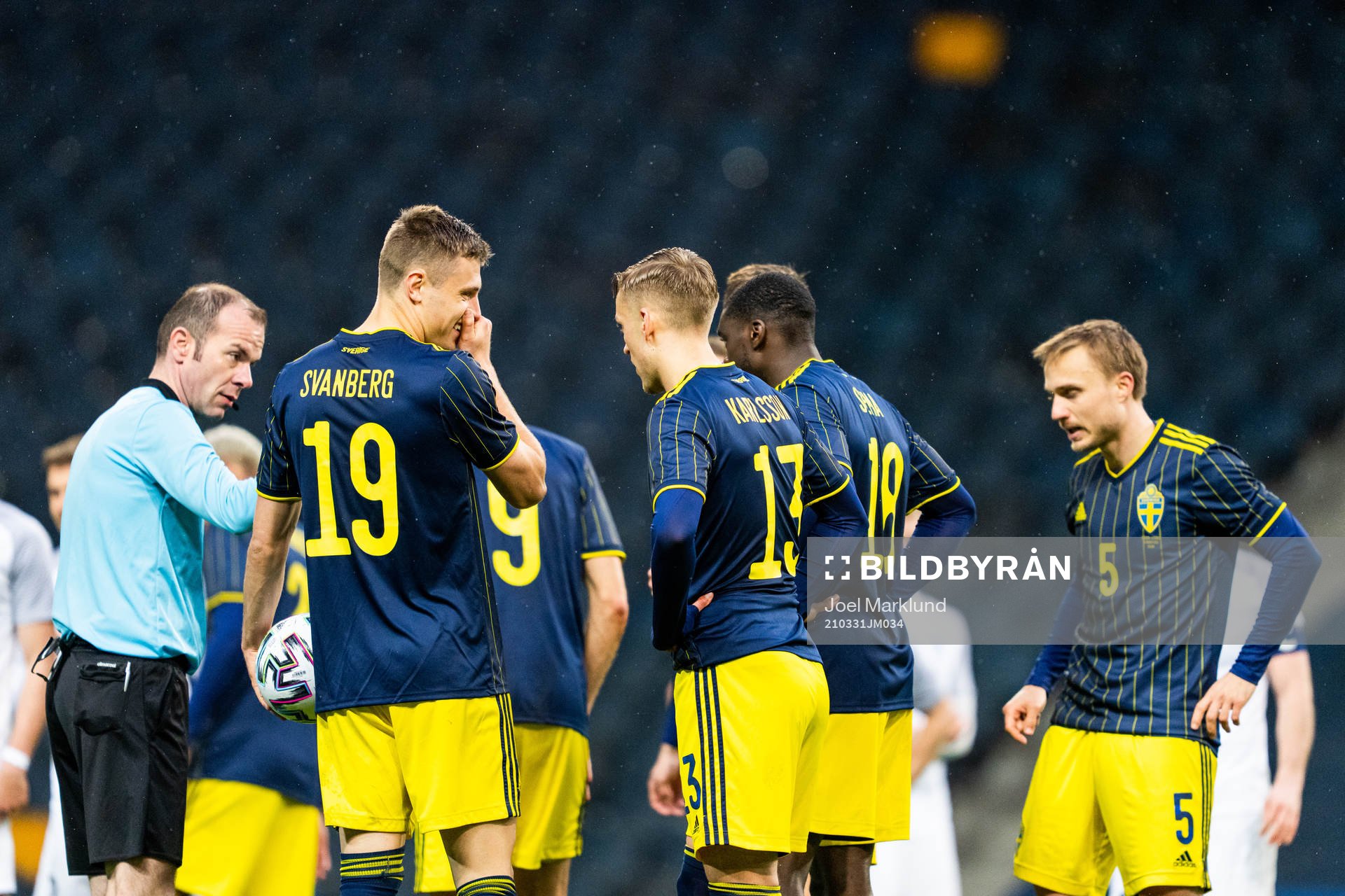 Referee Marco Fritz with Mattias Svanberg, Jesper Karlsson,