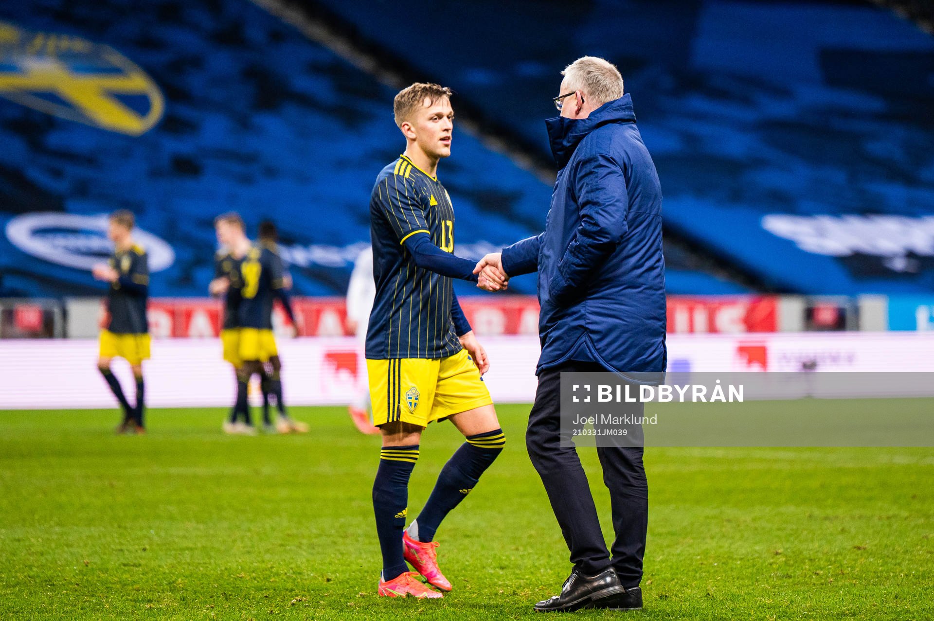 Jesper Karlsson and Janne Andersson, head coach of Sweden