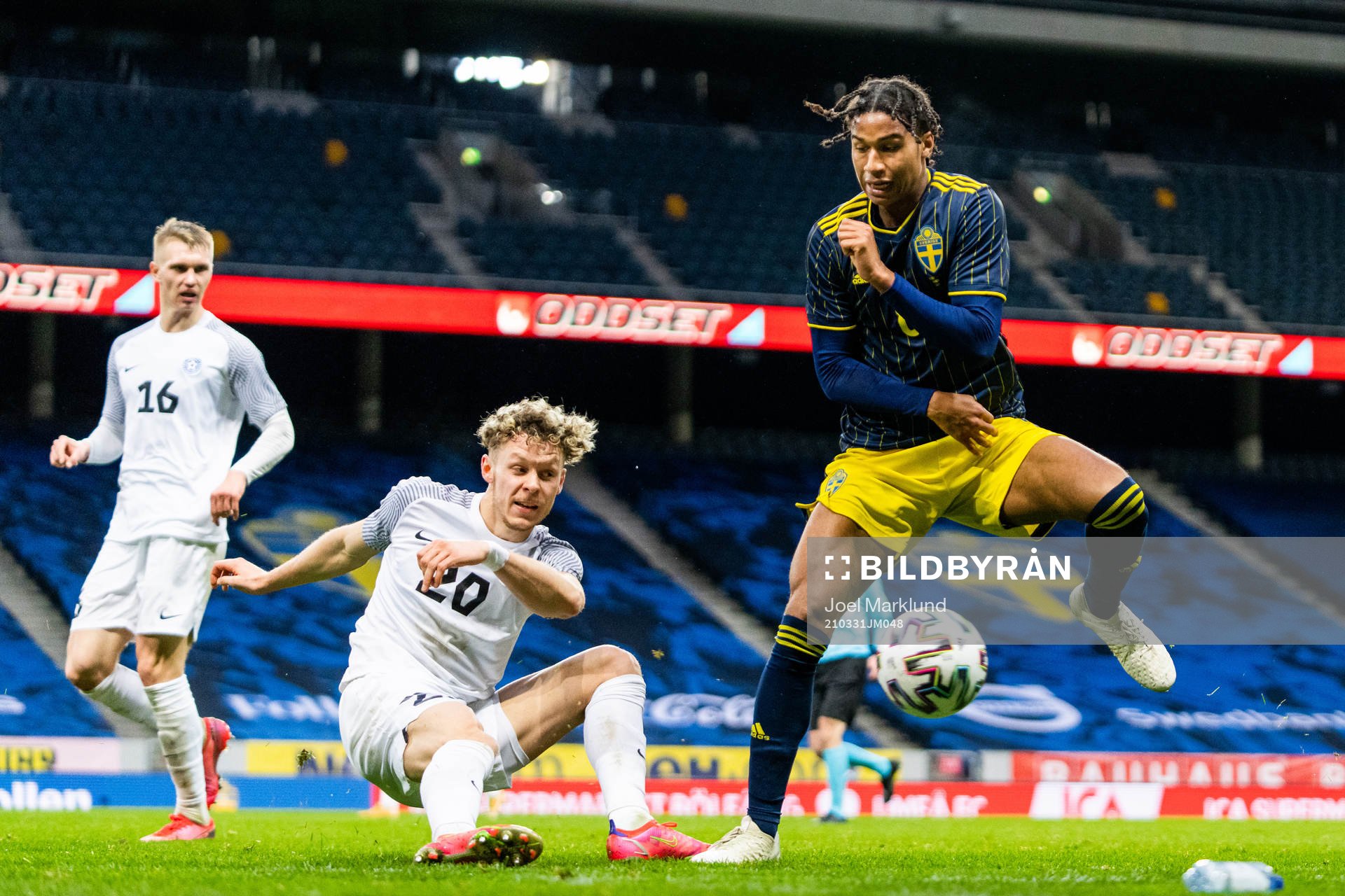 Markus Poom of Estonia and Jens-Lys Cajuste of Sweden